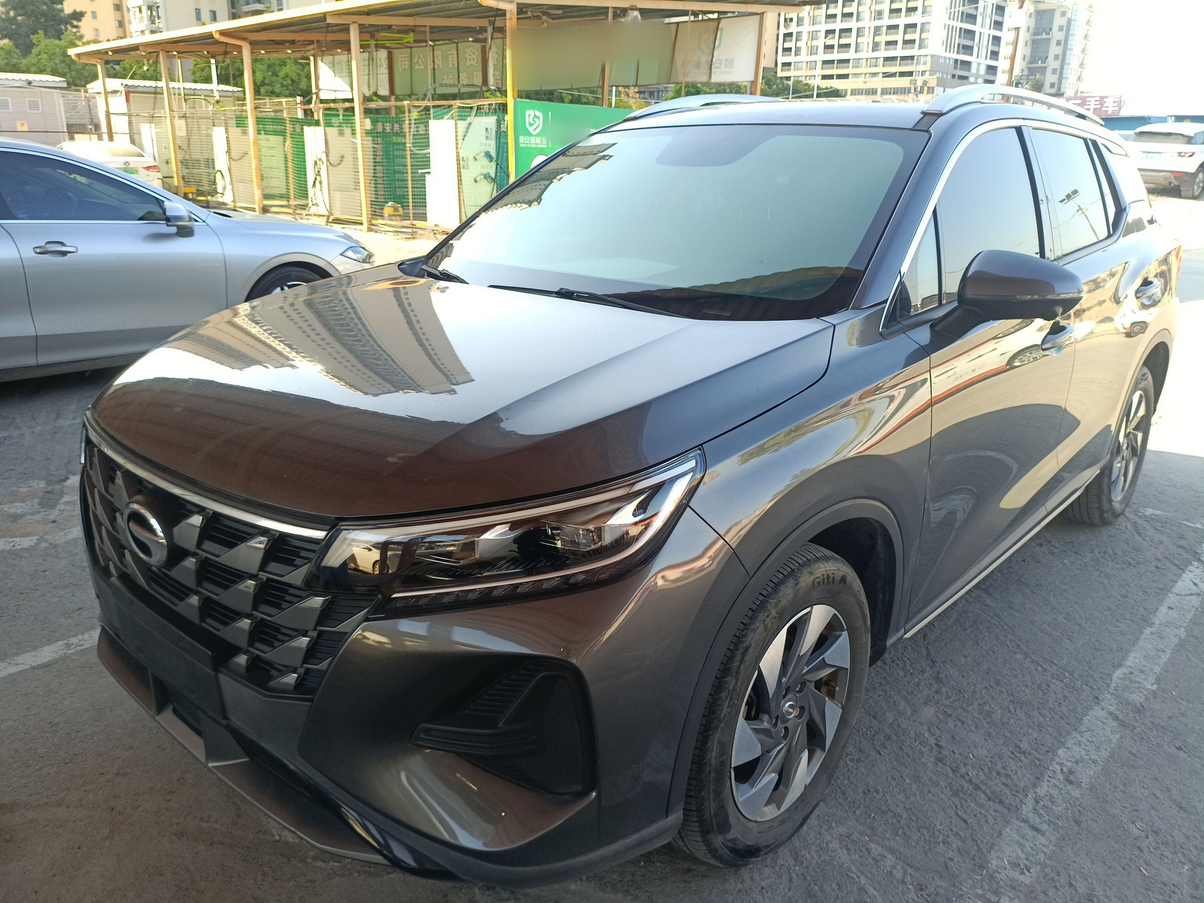 Под передней частью автомобиля