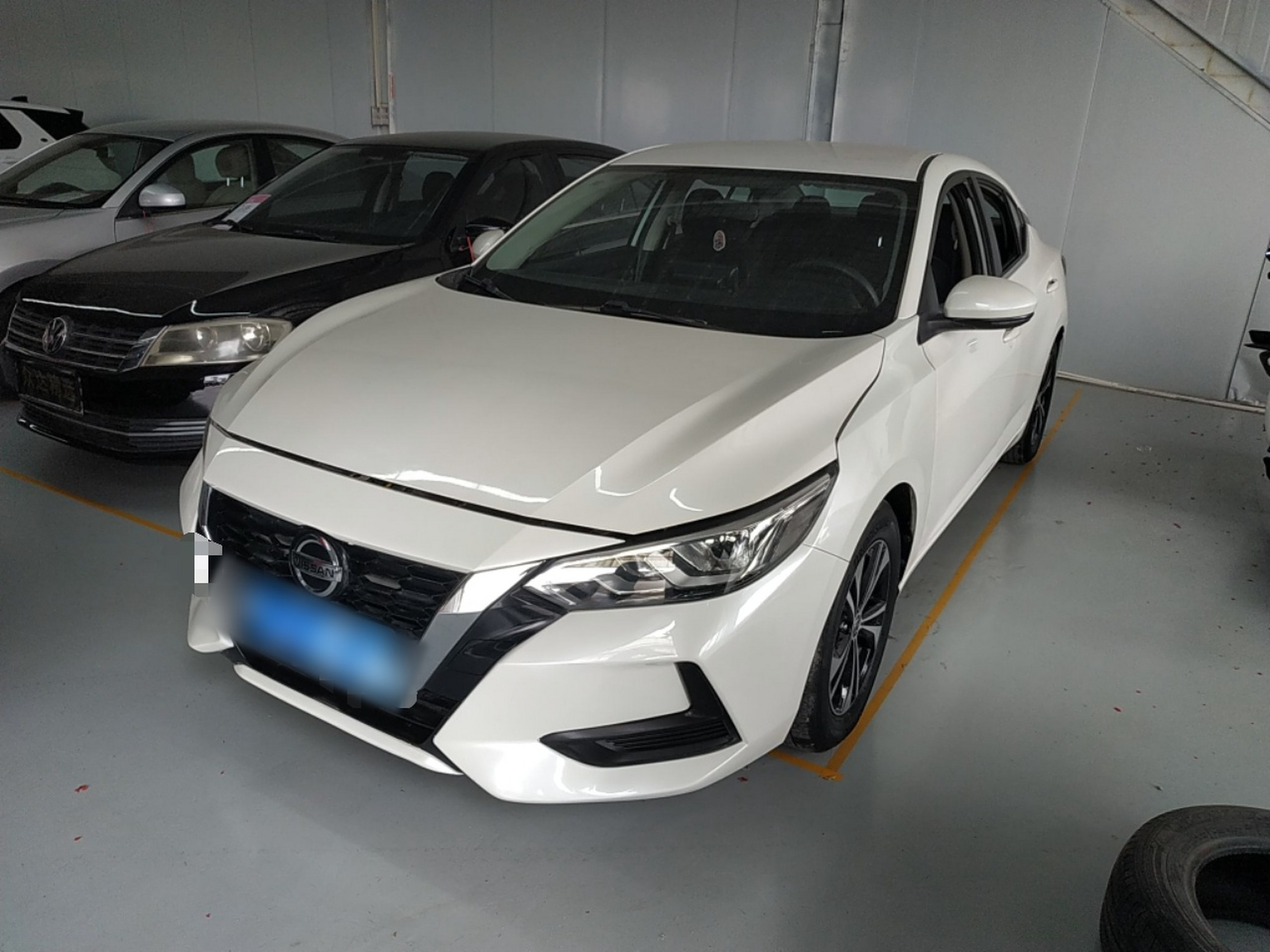 Под передней частью автомобиля