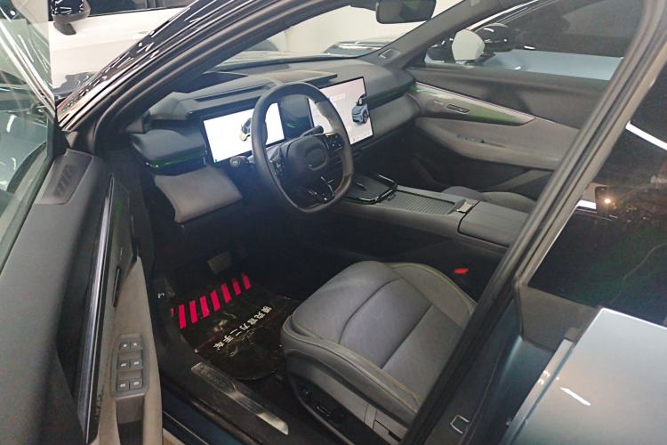 Used Lynk & Co 08 EM-P 2025 220 km All-Wheel-Drive Performance Halo
