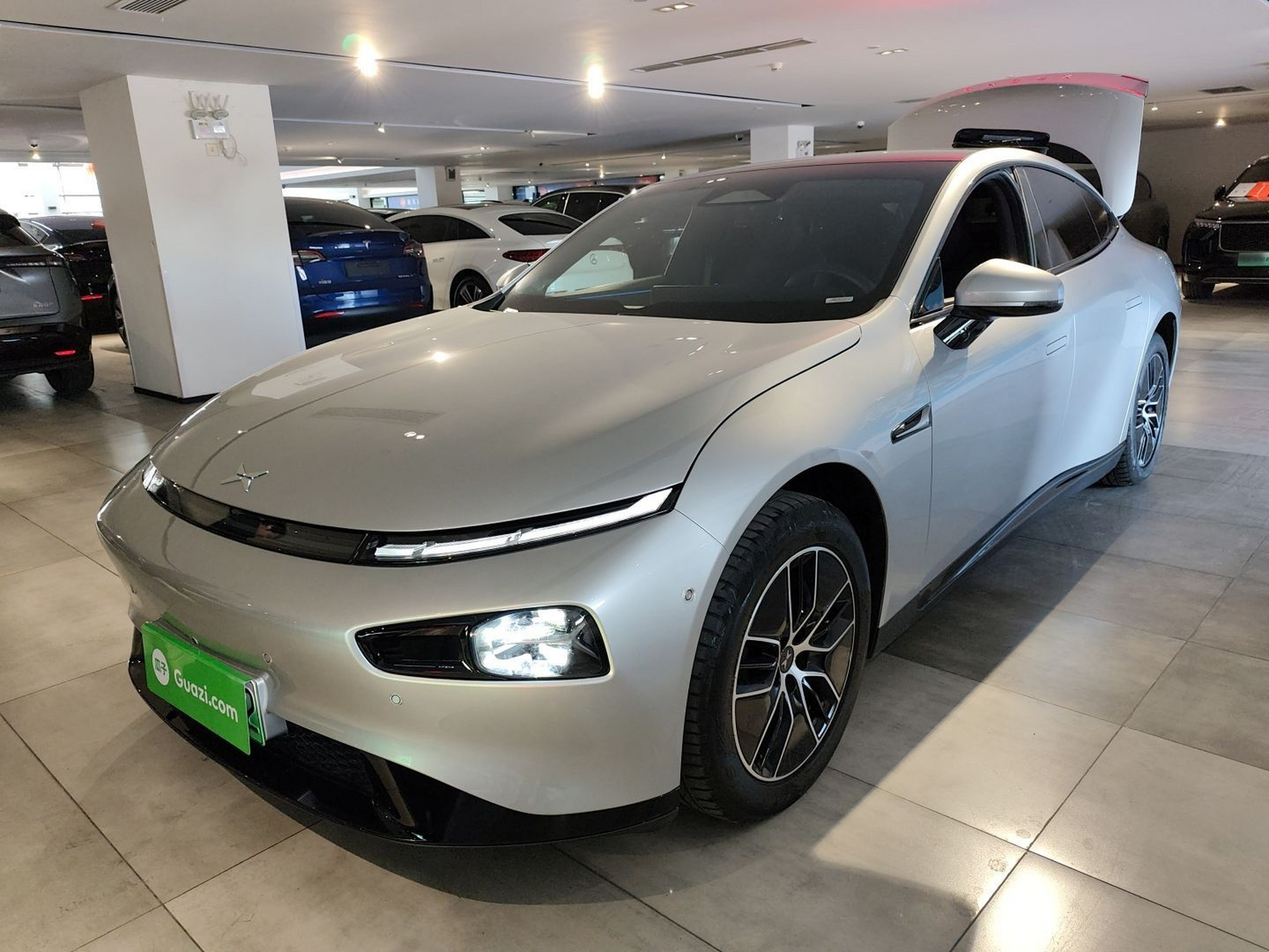 Под передней частью автомобиля