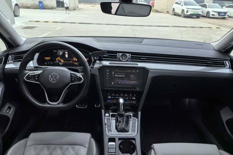 Used Volkswagen Magotan 2023 2 Million Units Limited Edition 330TSI DSG Leading Version
