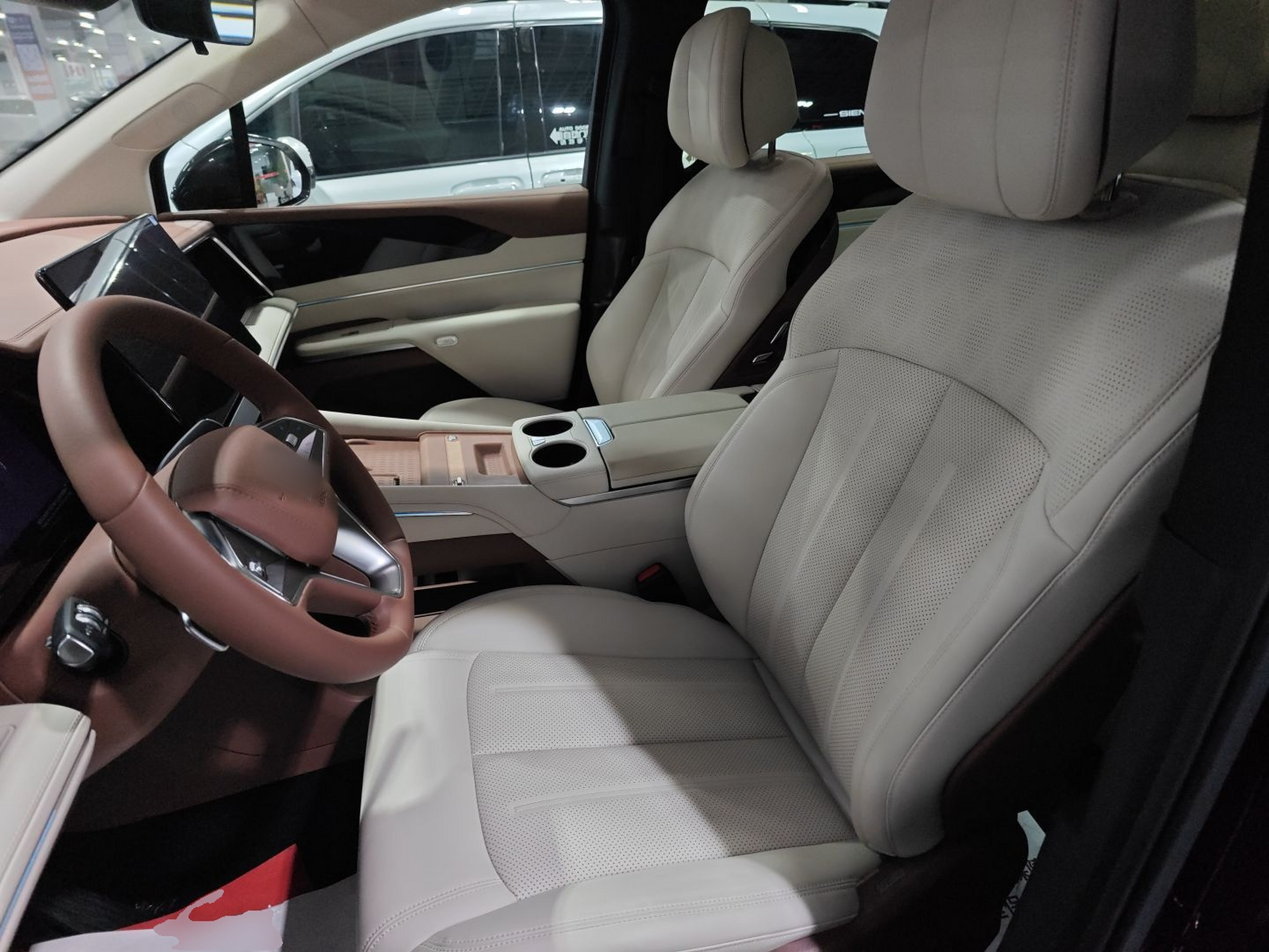 المقاعد الأمامية داخل السيارة