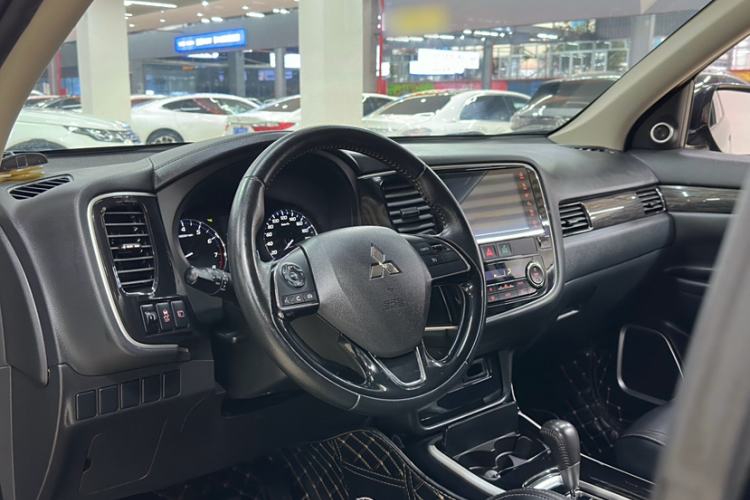 Used Mitsubishi Outlander 2019 2.0L Two-Wheel Drive Comfort Edition 5 Seats China VI Standard
