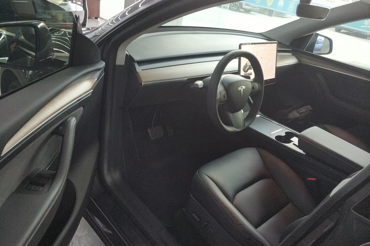 Used Tesla Model Y 2021 Long-Range All-Wheel-Drive Version
