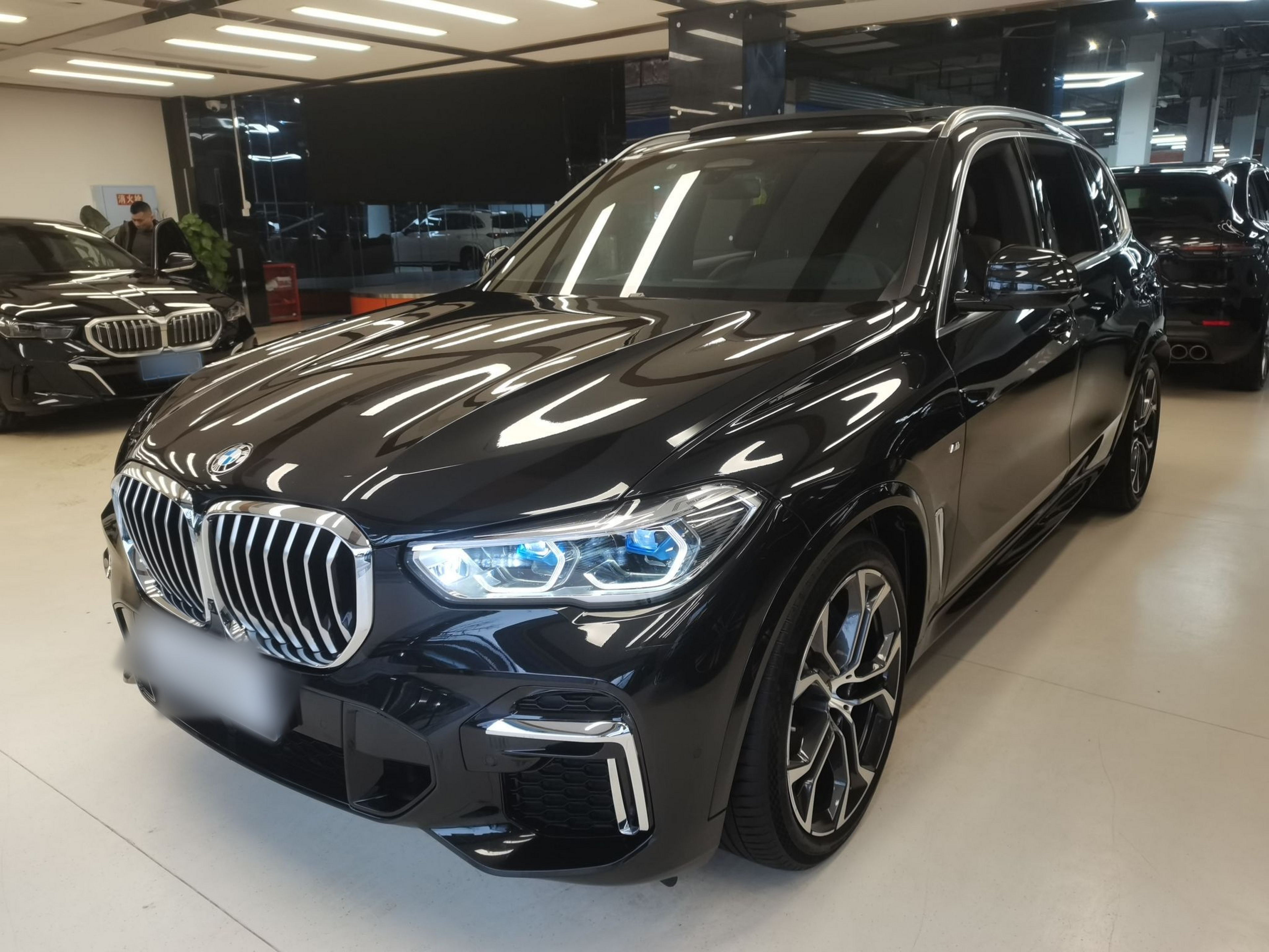 Под передней частью автомобиля