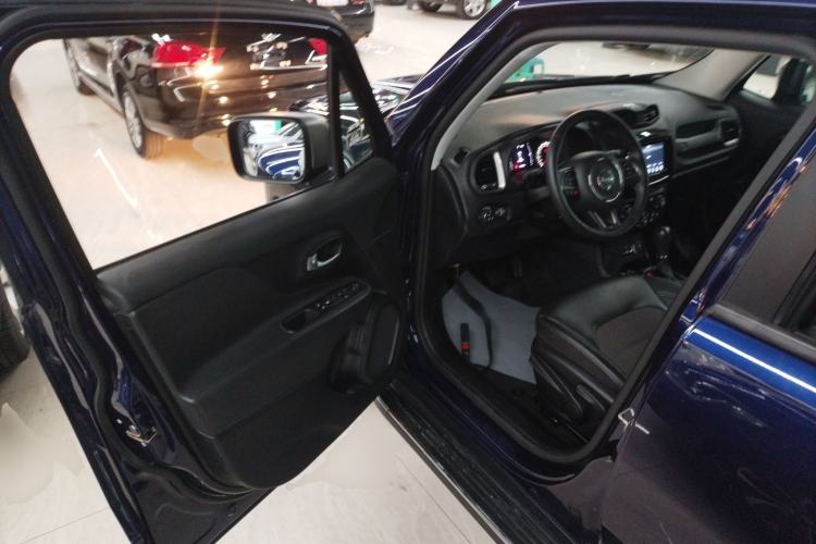 Used  Renegade 2019 220T Automatic Elite Edition
