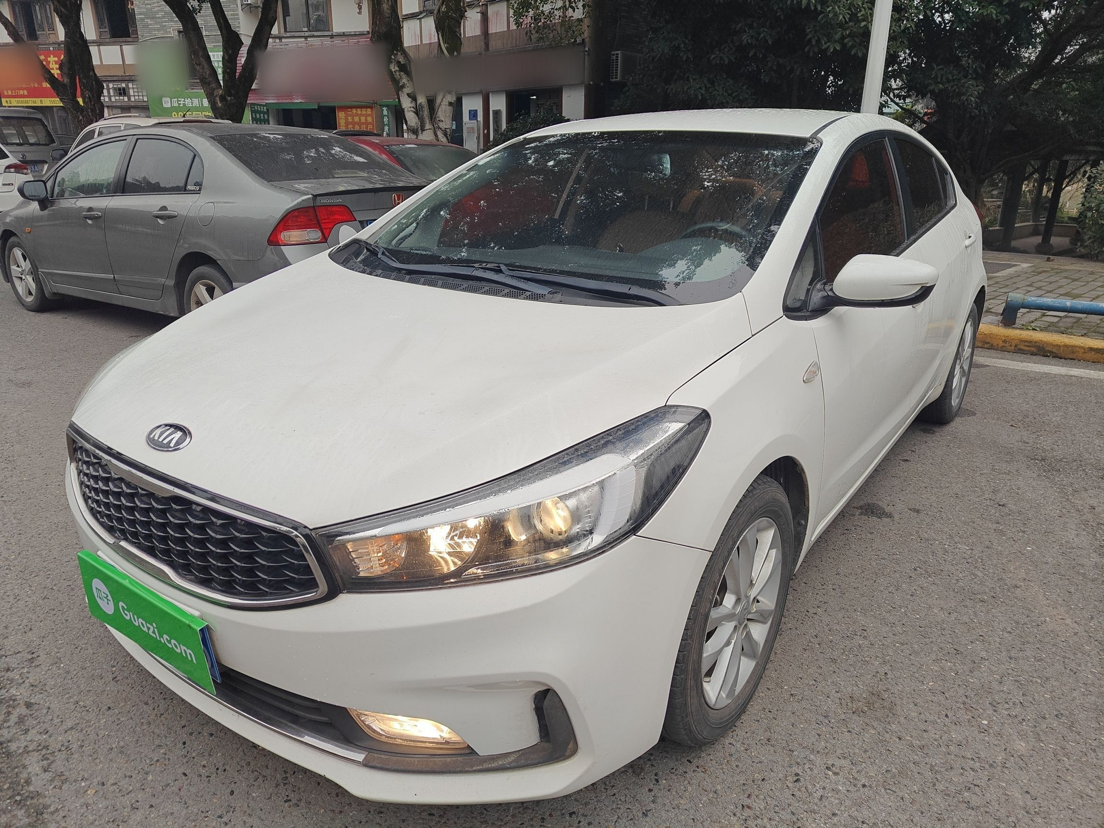 Под передней частью автомобиля