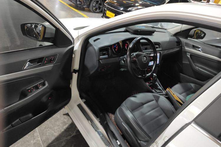 Used Volkswagen Lavida 2017 1.6L Automatic Comfort Edition
