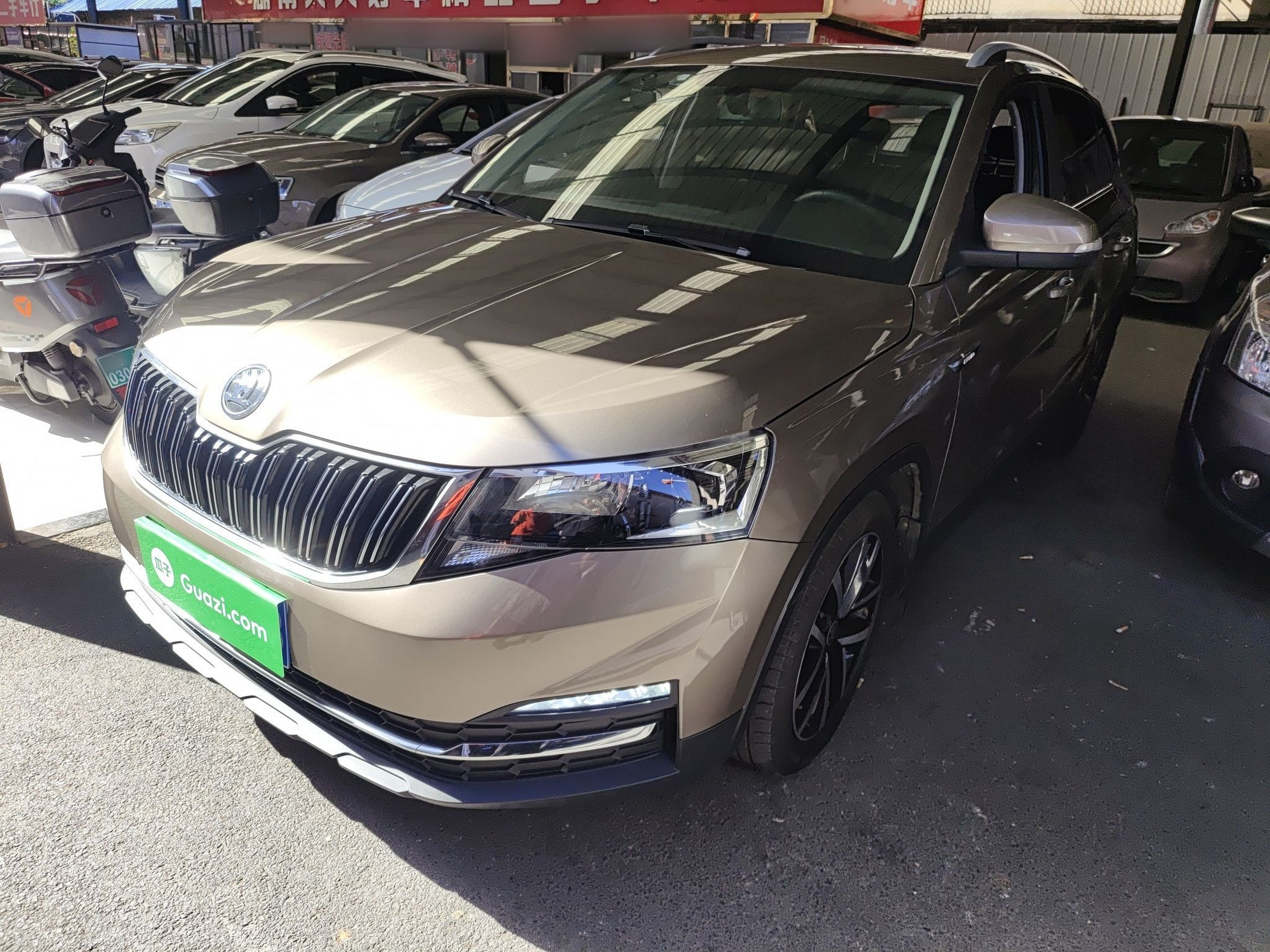 تحت مقدمة السيارة