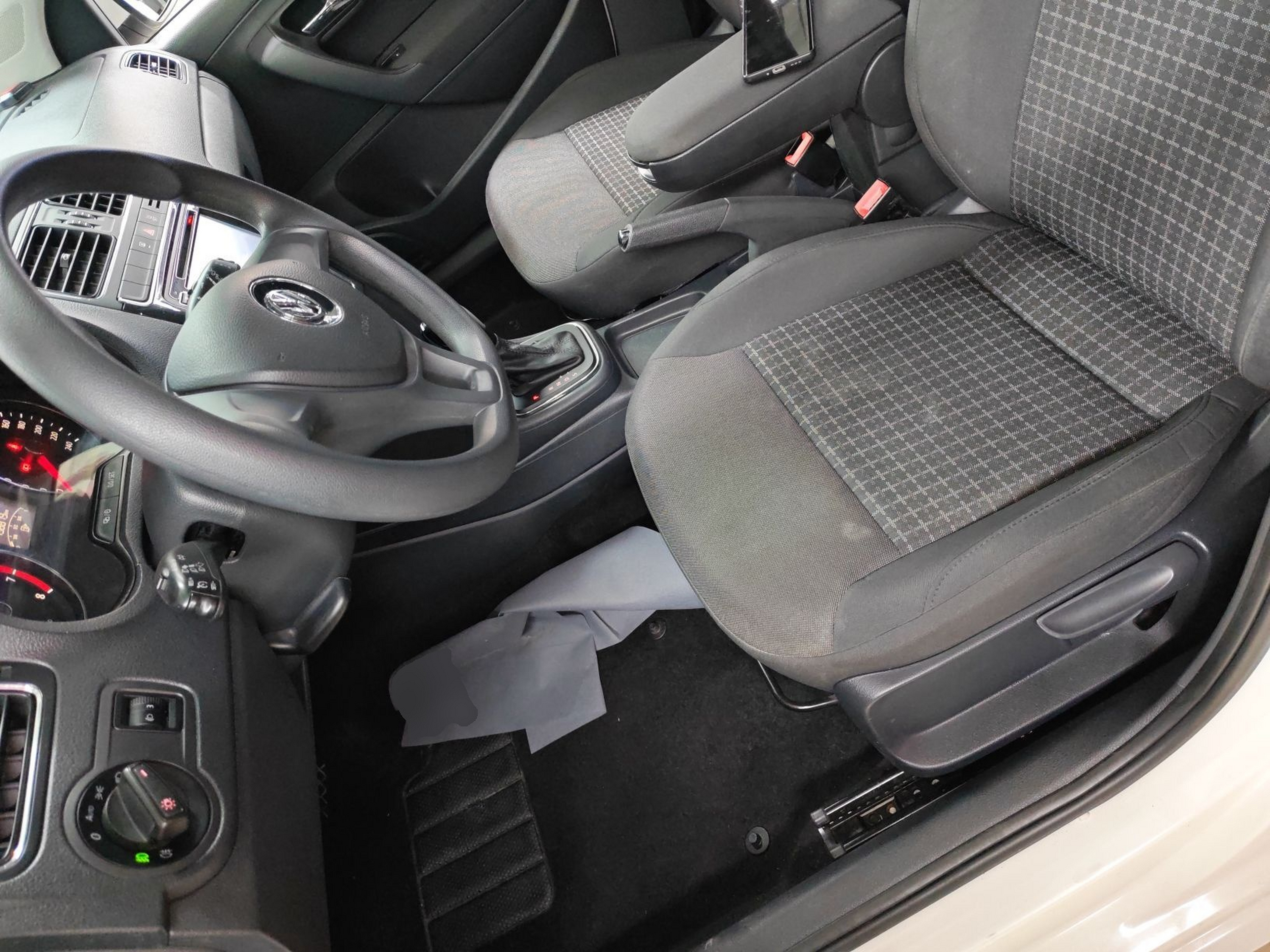 Переднее сиденье в автомобиле