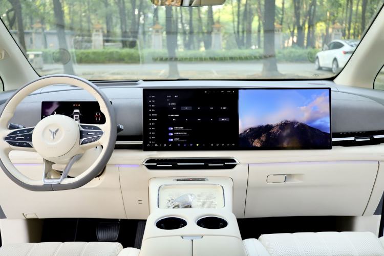 Used VOYAH Dream 2025 PHEV Four-Wheel Drive Prestige Kunpeng Edition
