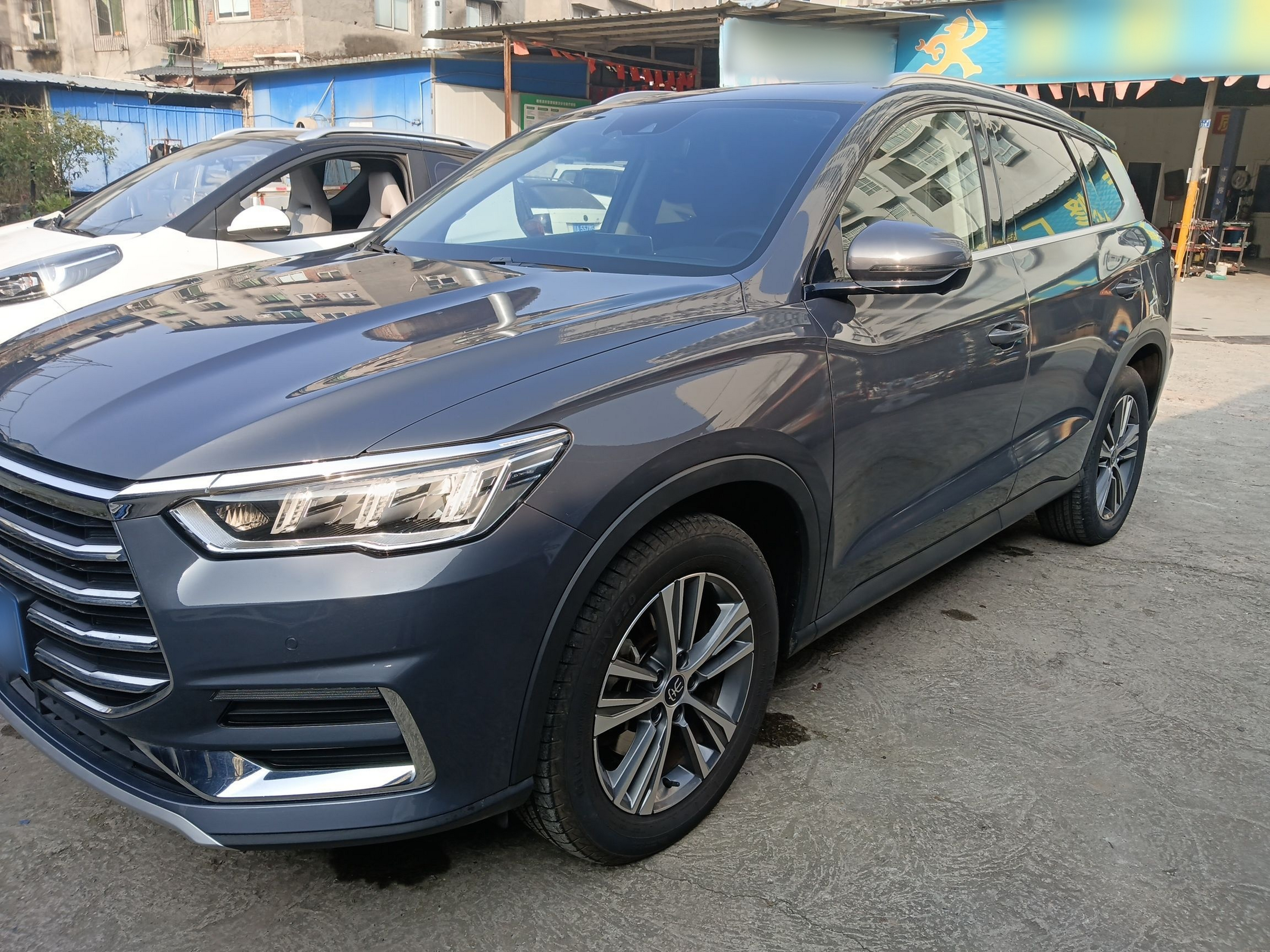 تحت مقدمة السيارة