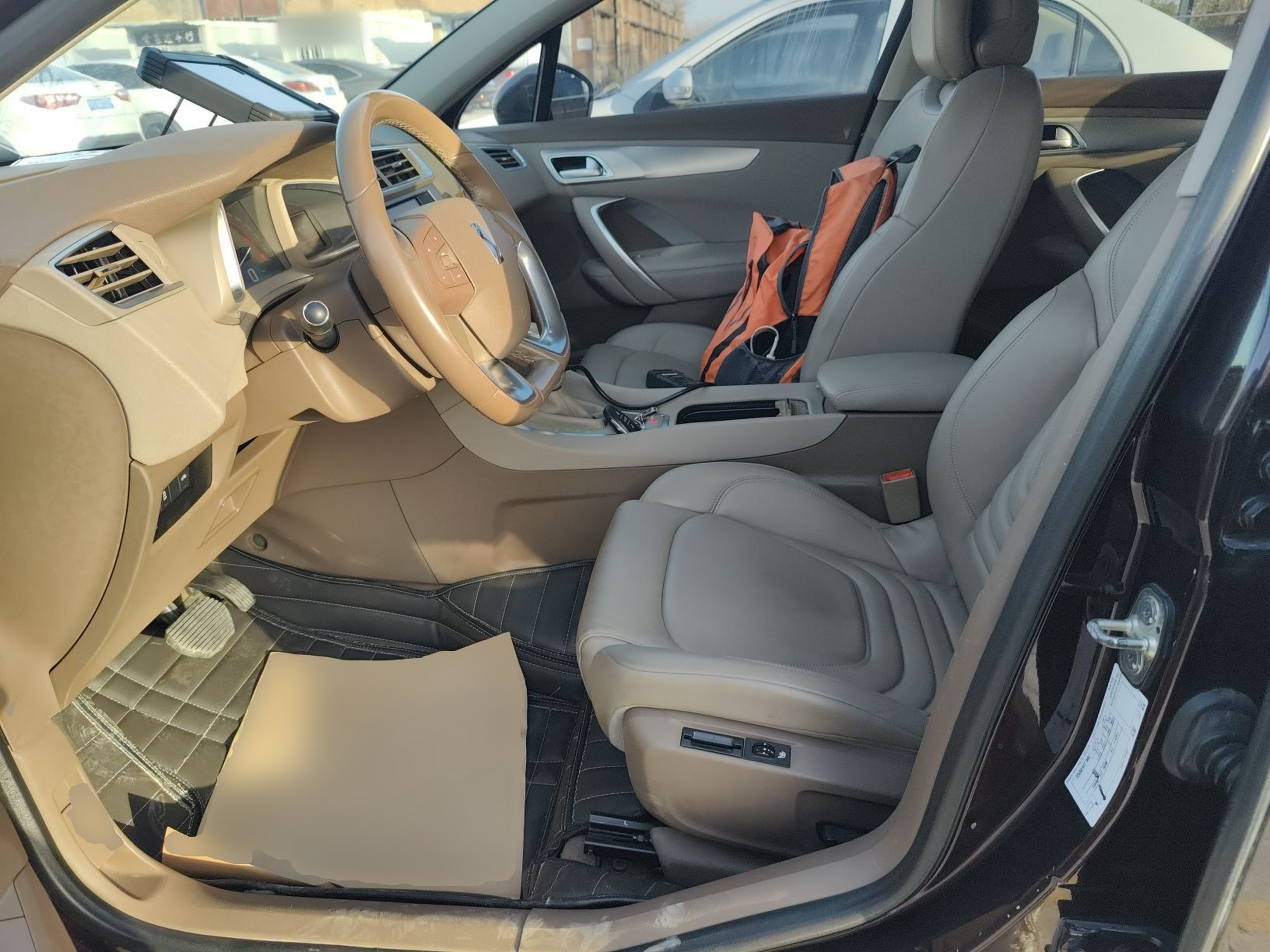 Переднее сиденье в автомобиле