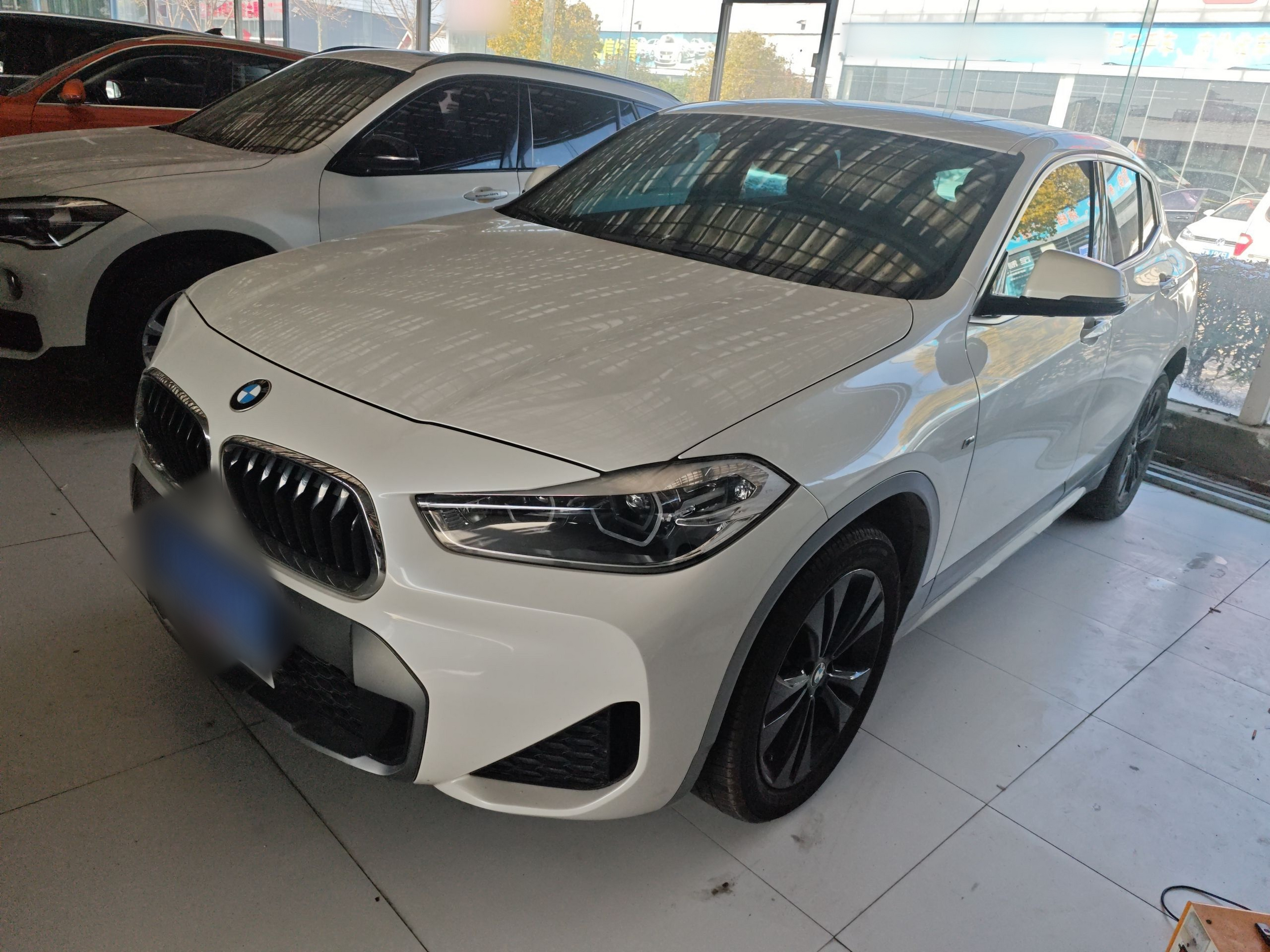 Под передней частью автомобиля