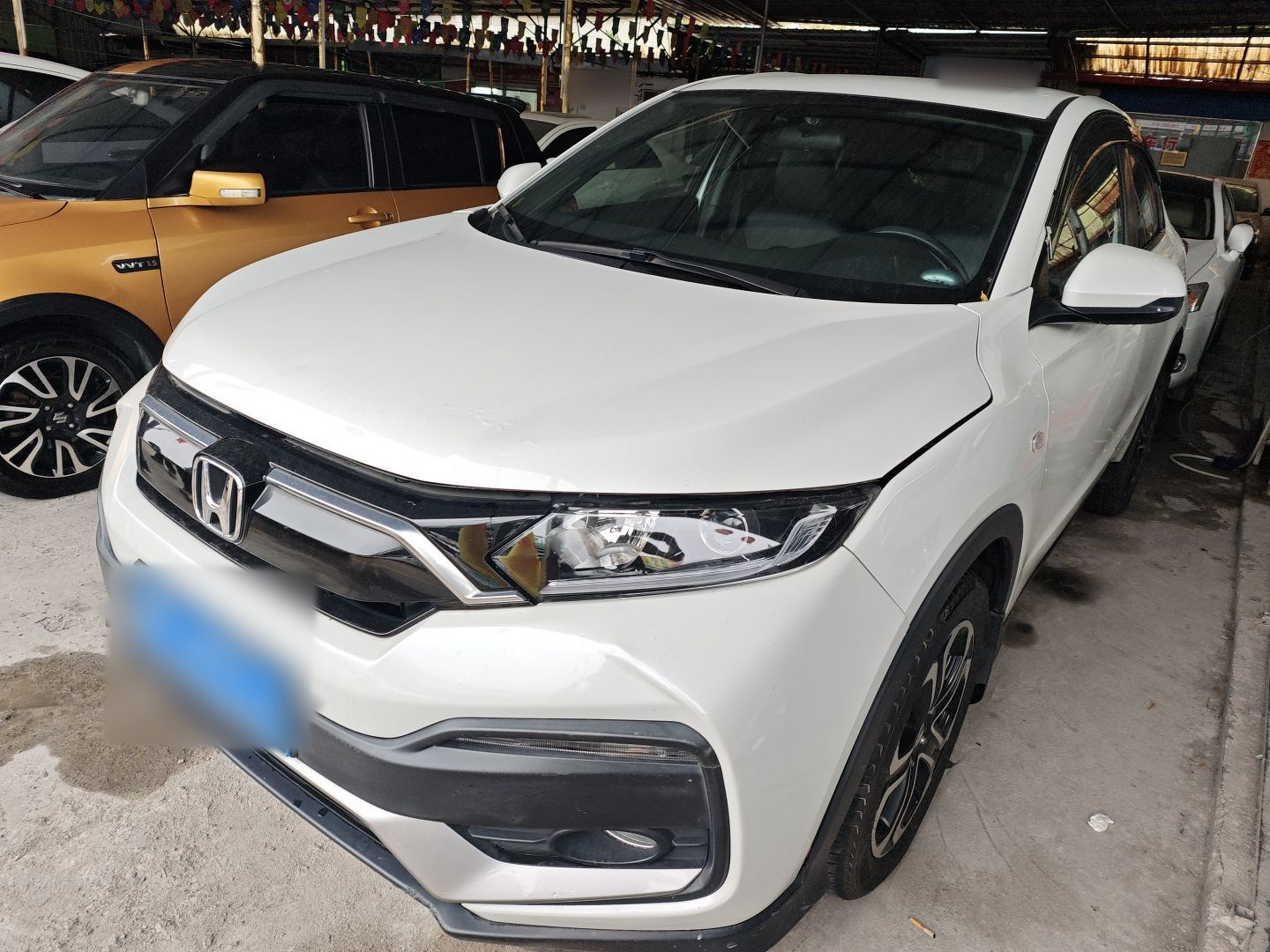 تحت مقدمة السيارة