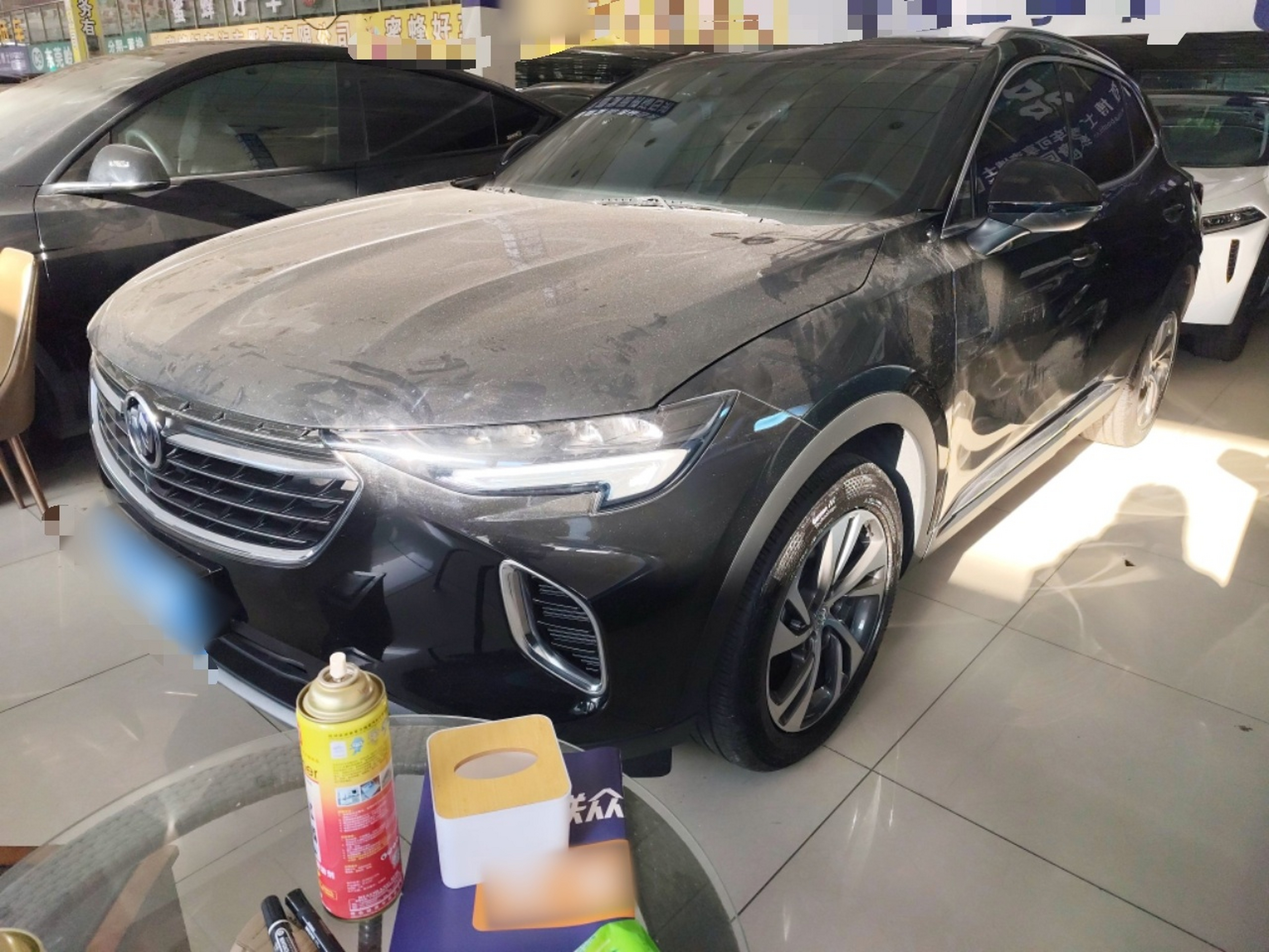 تحت مقدمة السيارة