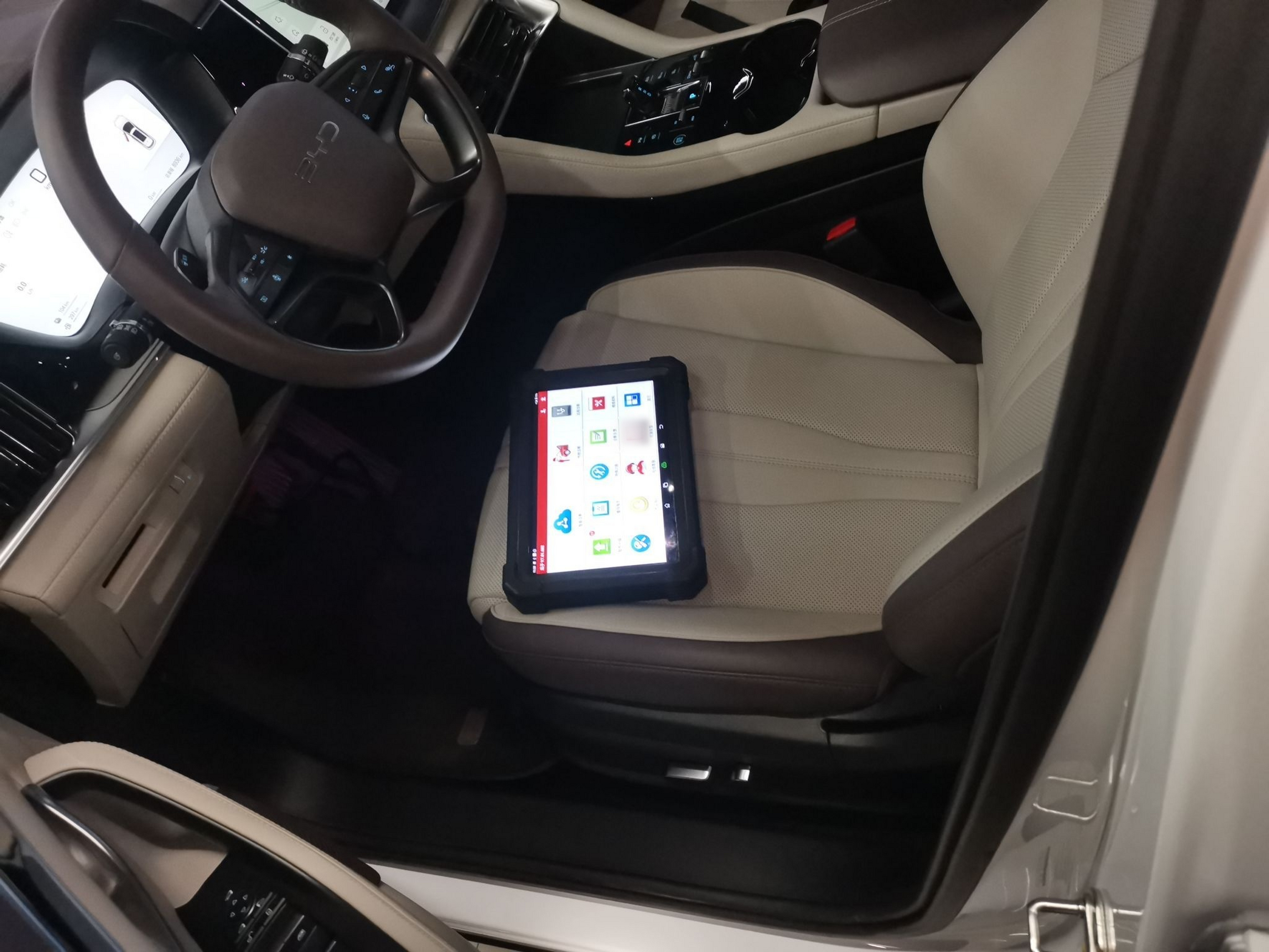 Переднее сиденье в автомобиле