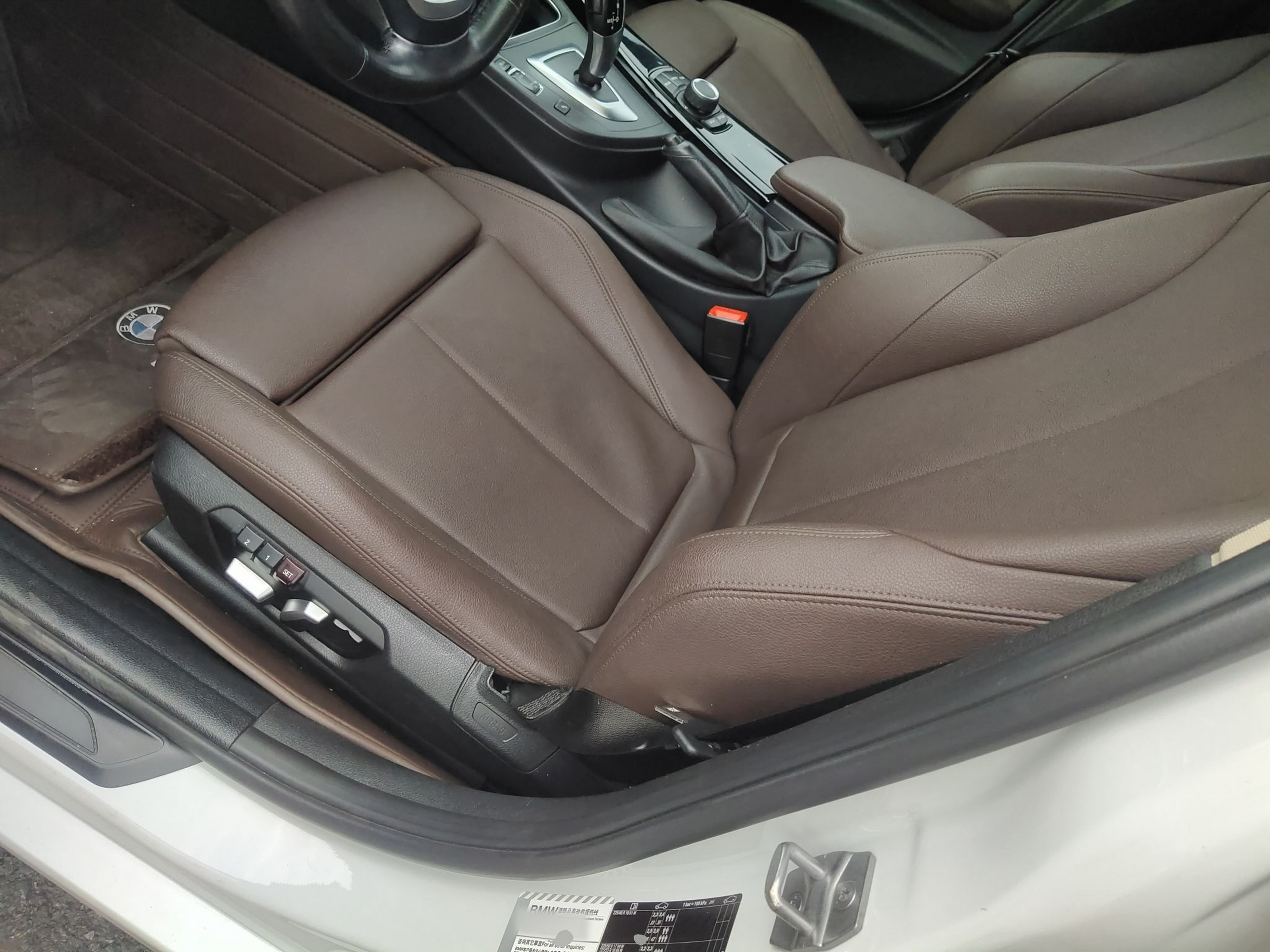 Переднее сиденье в автомобиле