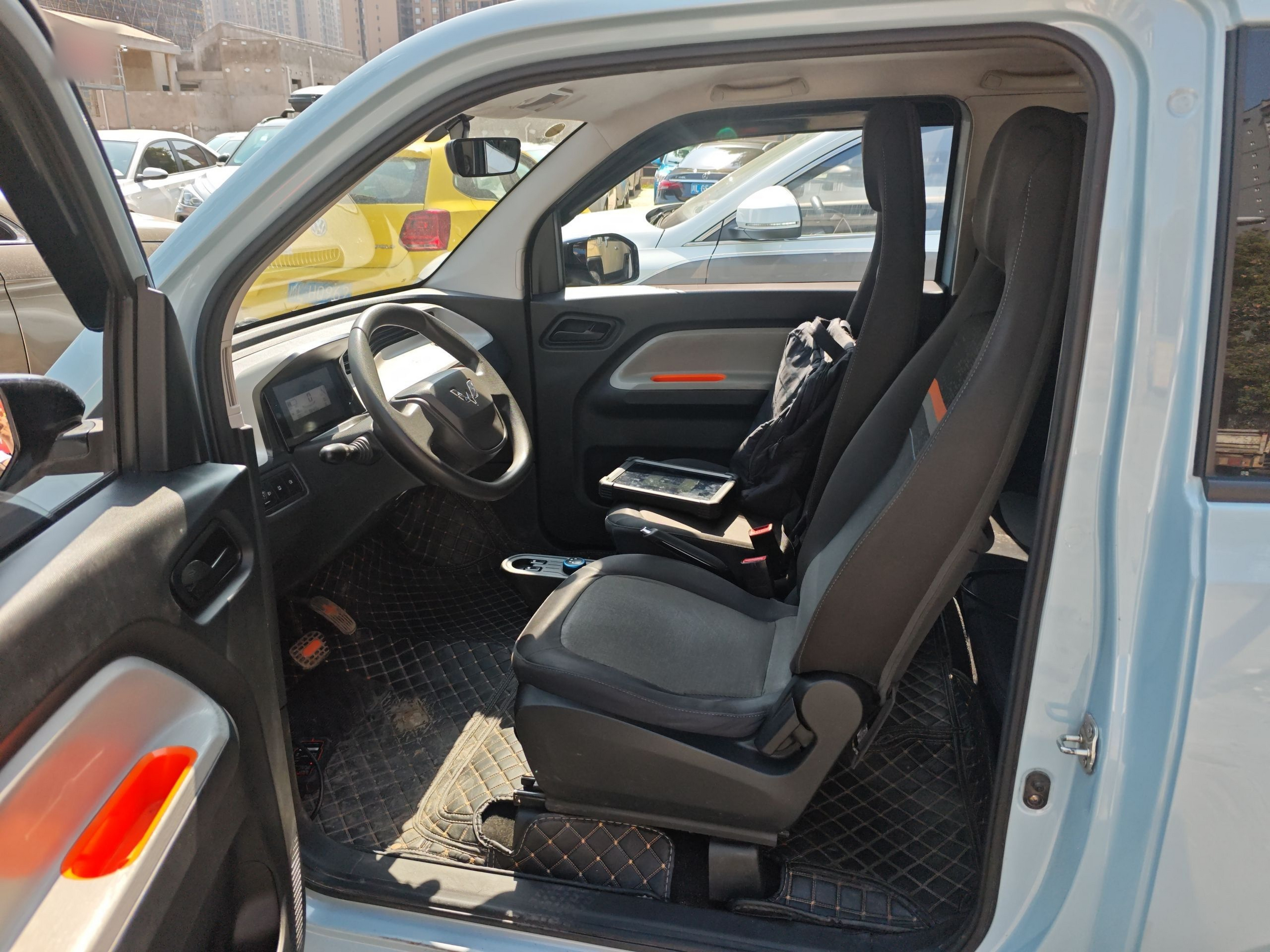 المقاعد الأمامية داخل السيارة