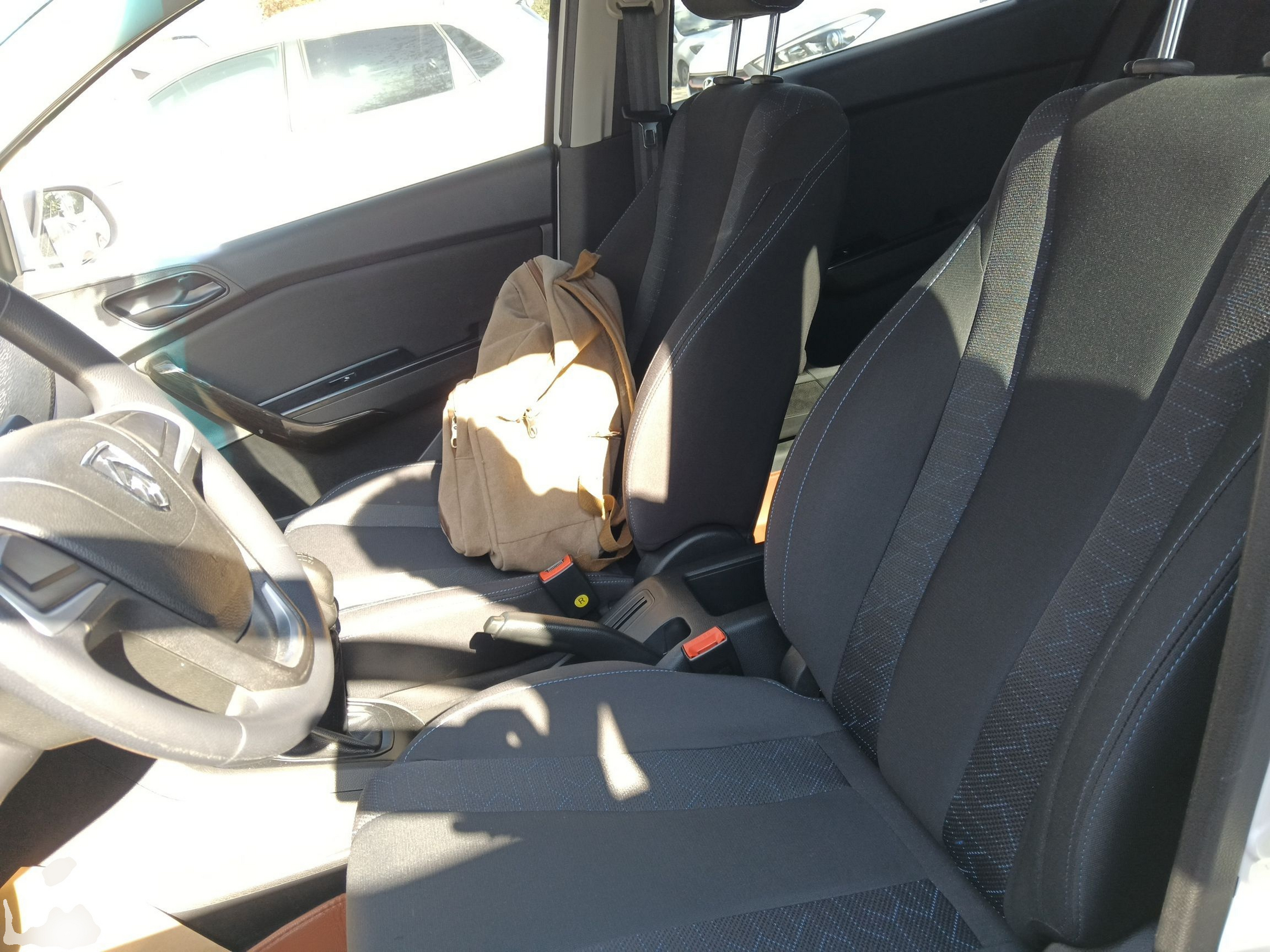 Переднее сиденье в автомобиле