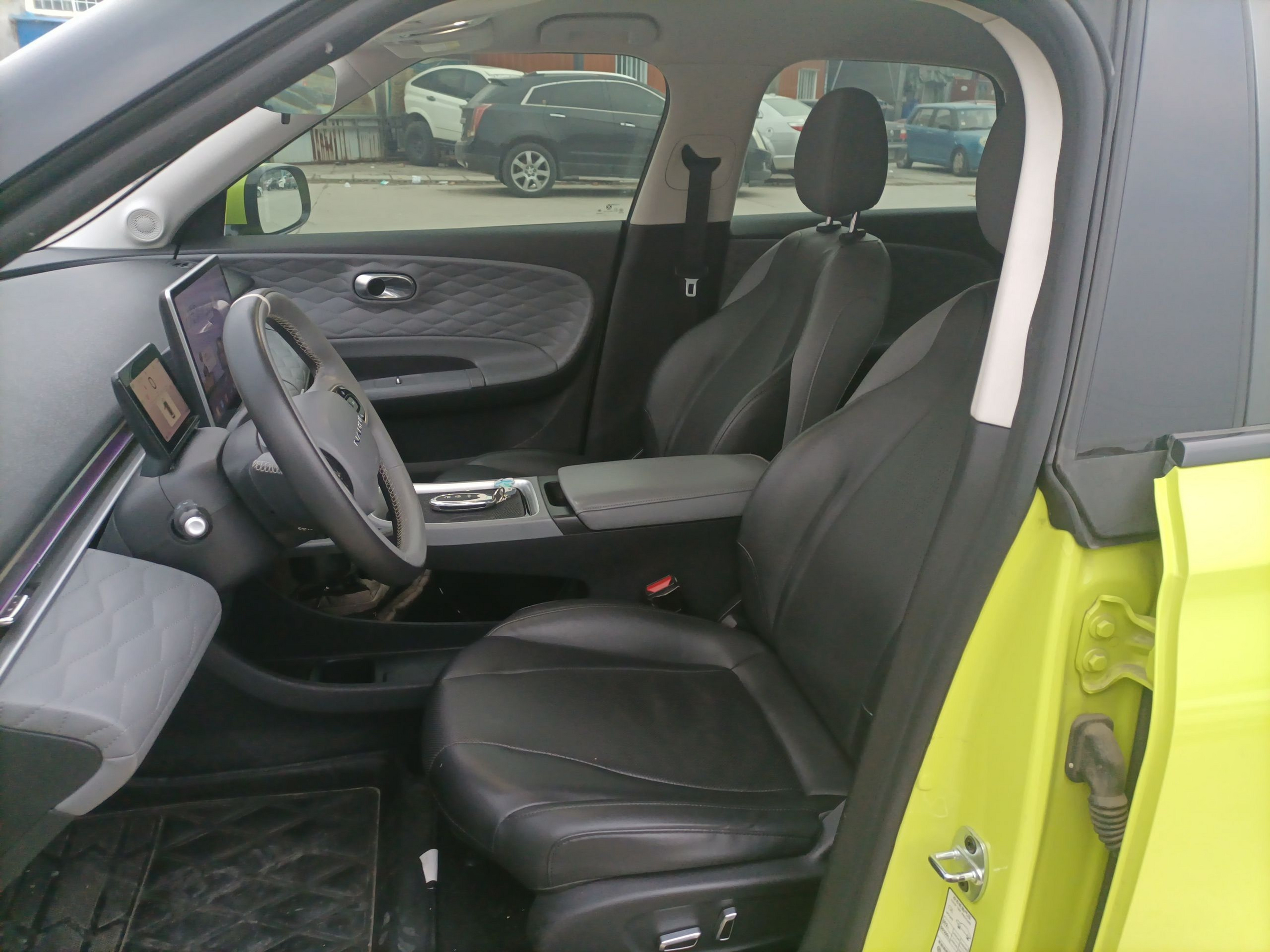 المقاعد الأمامية داخل السيارة