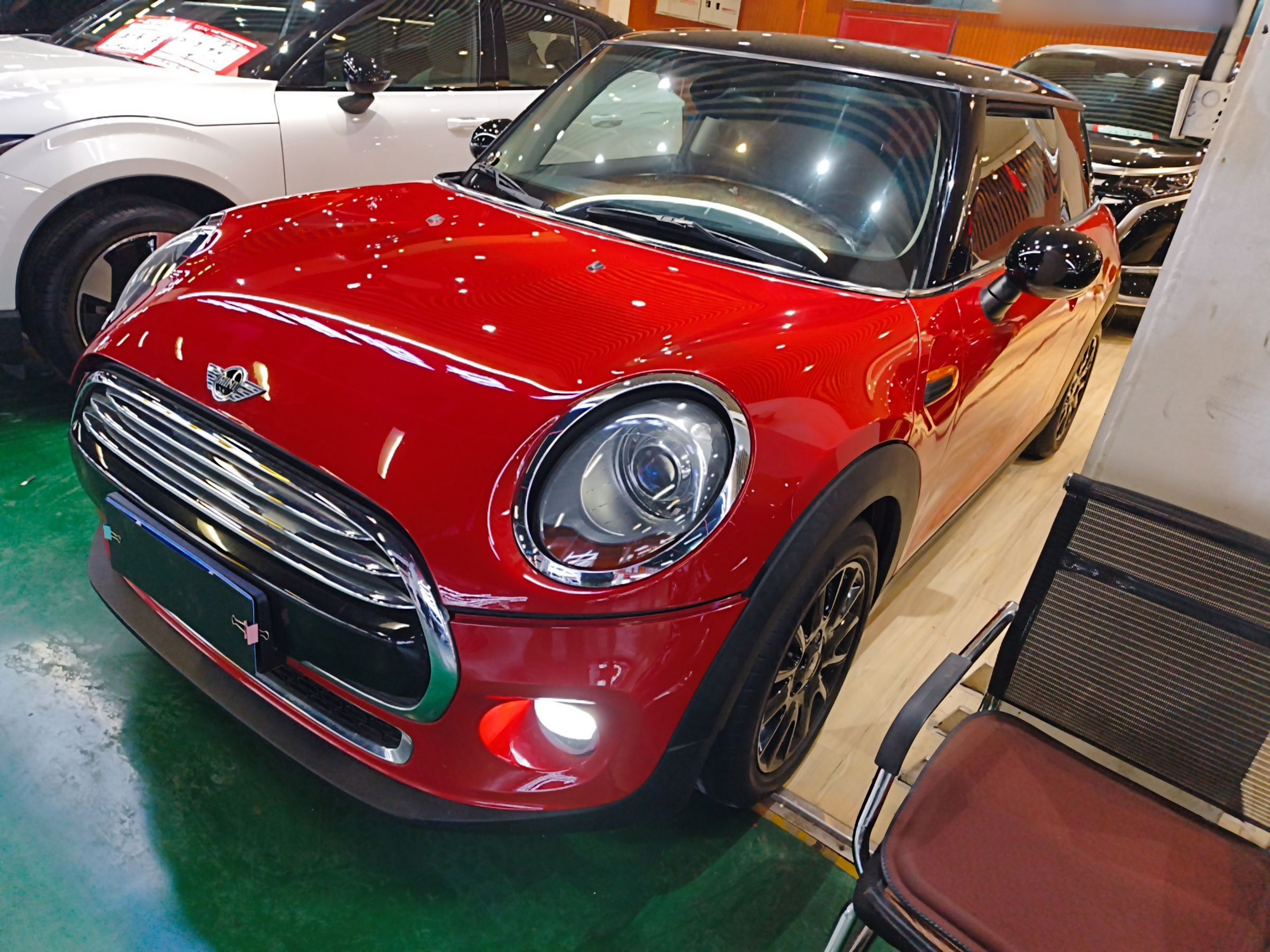 تحت مقدمة السيارة