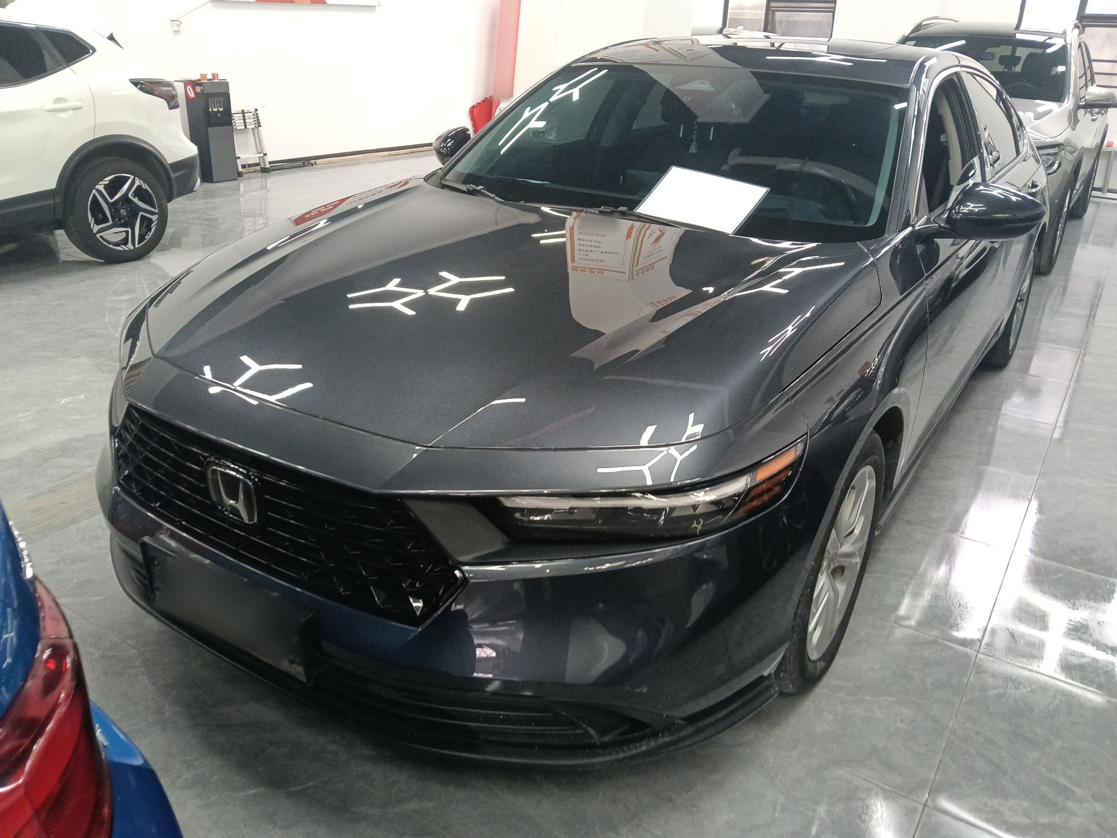 تحت مقدمة السيارة