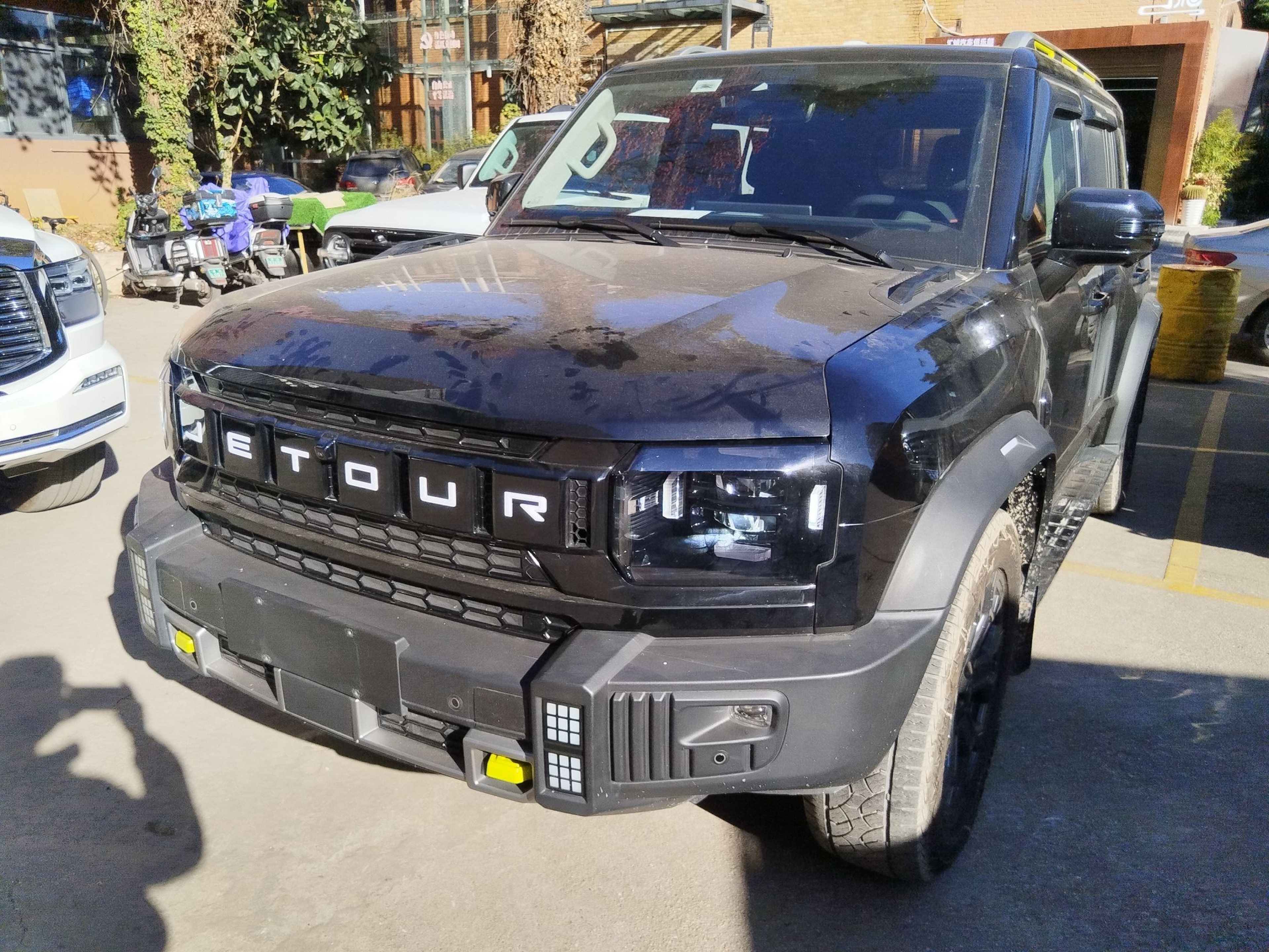 تحت مقدمة السيارة