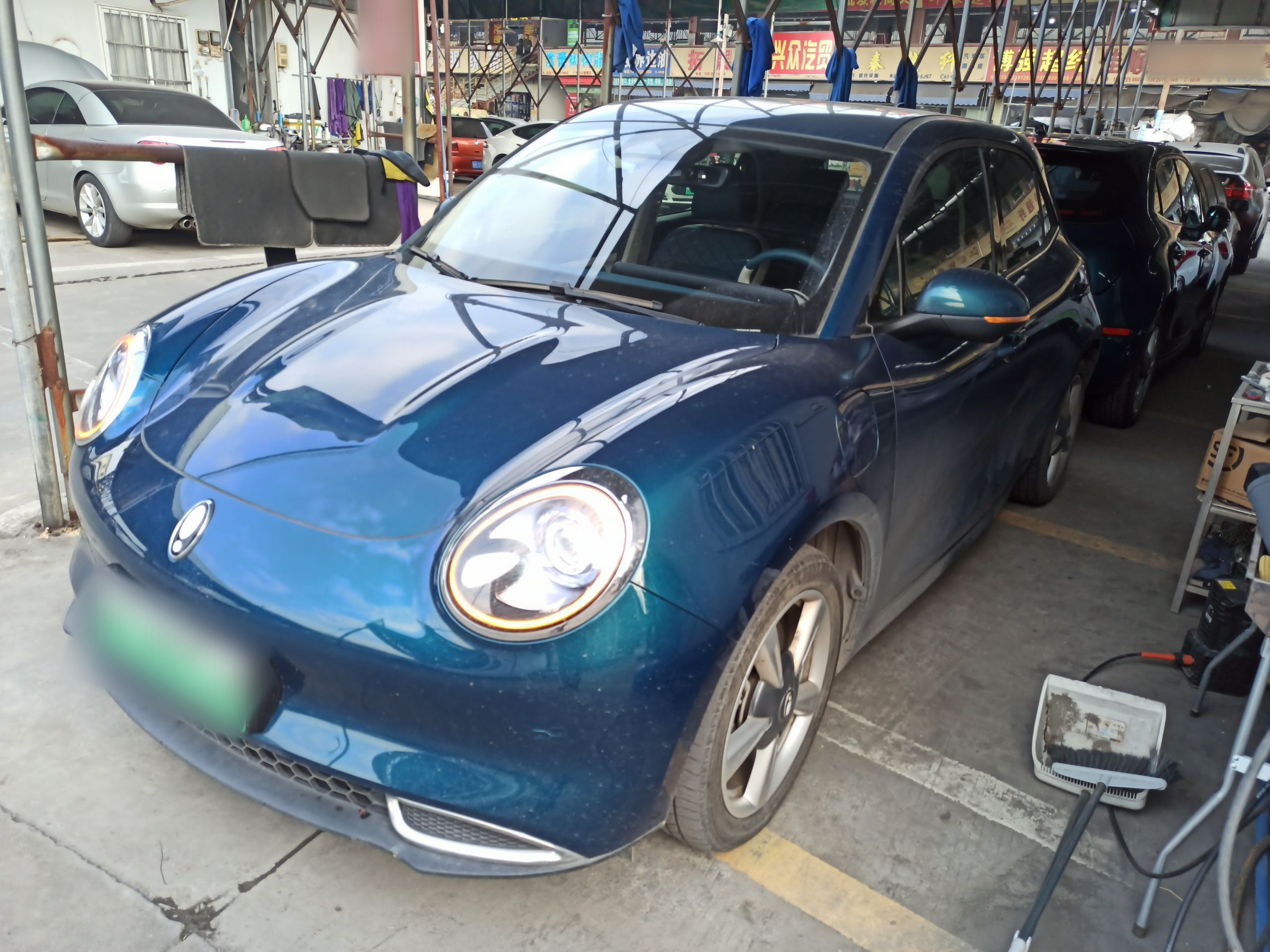 Под передней частью автомобиля