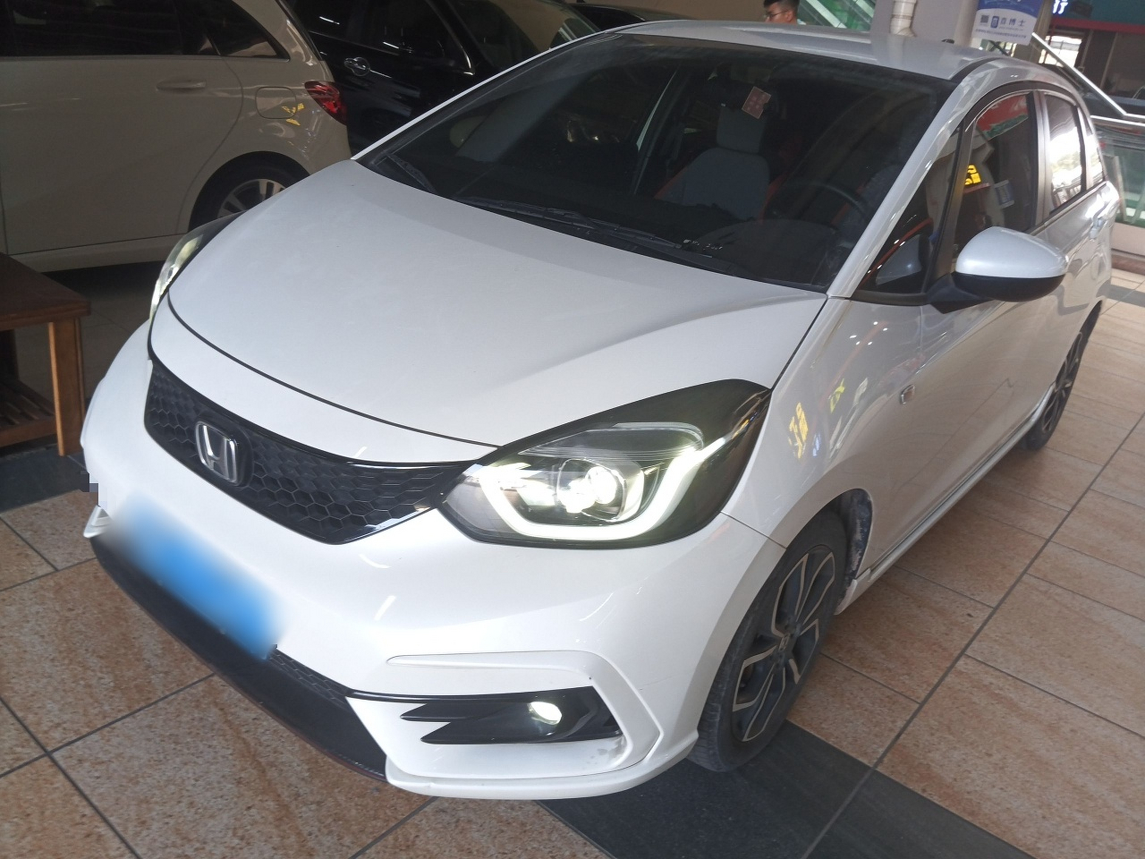 تحت مقدمة السيارة