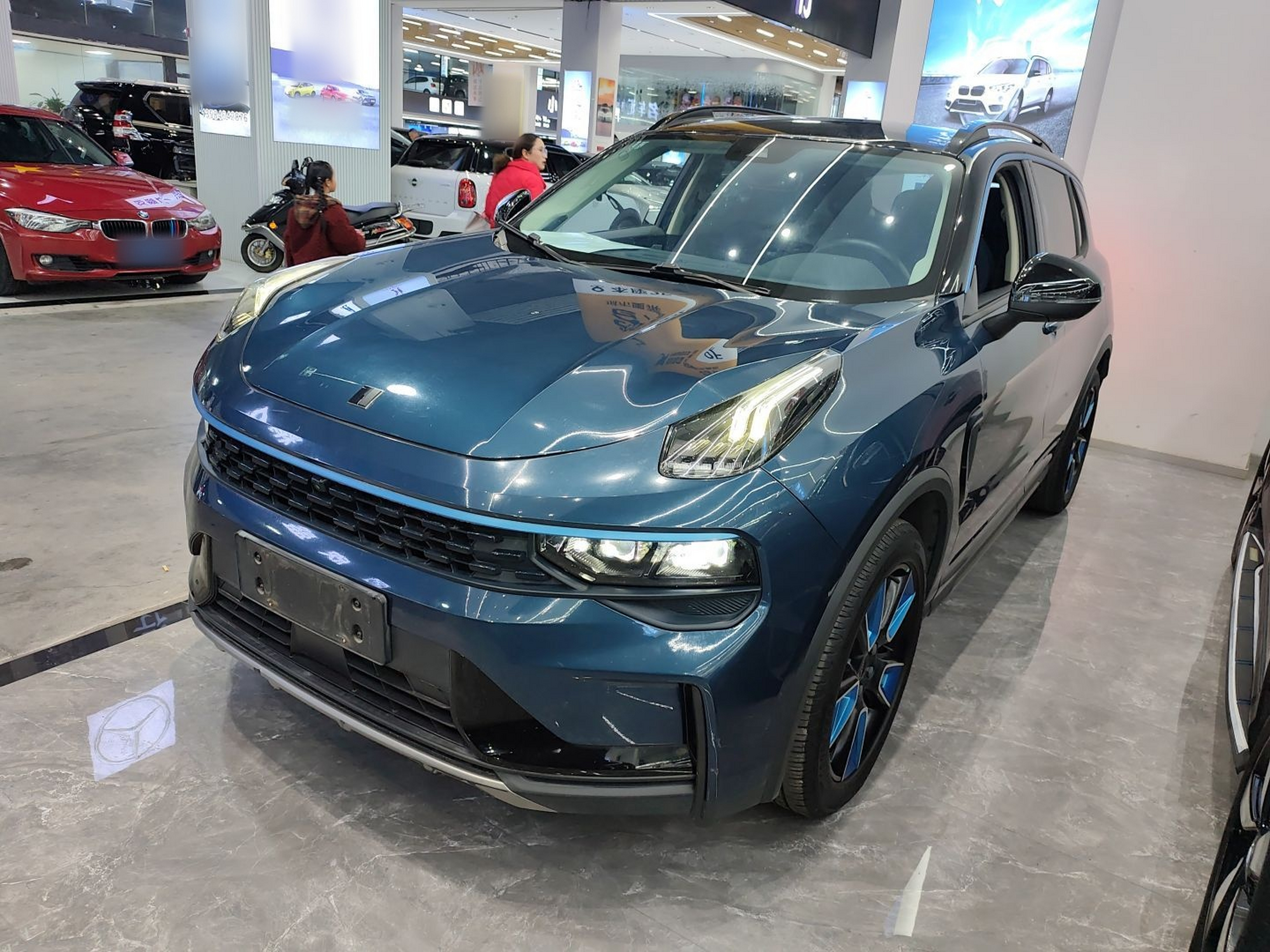 Под передней частью автомобиля