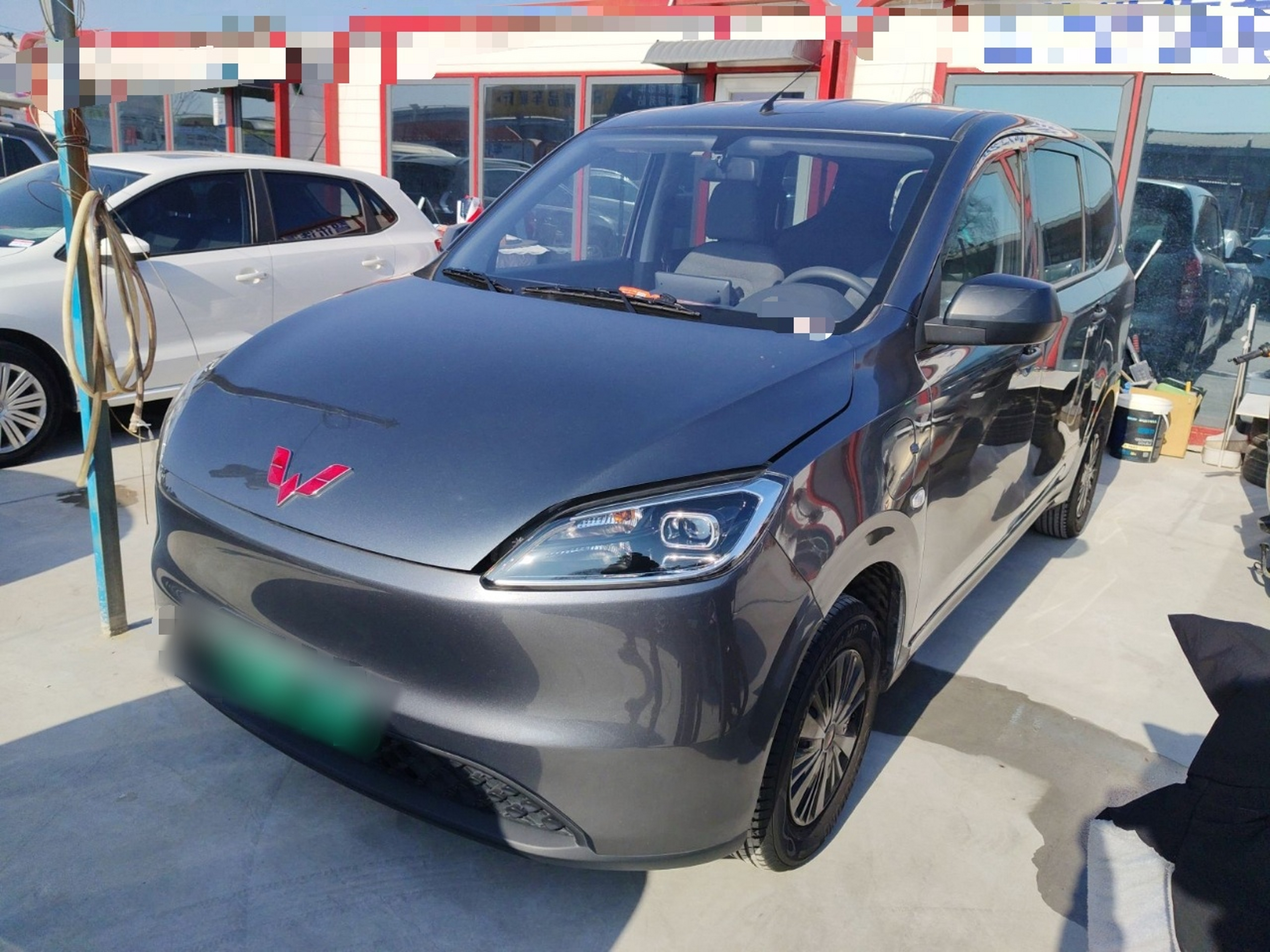 Под передней частью автомобиля