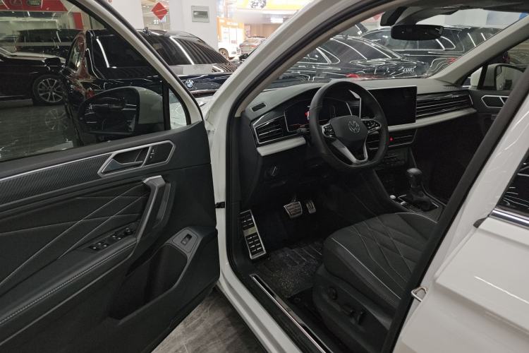 Used Volkswagen Tiguan L 2023 330TSI Automatic Two-Wheel Drive R-Line Enjoyment Edition
