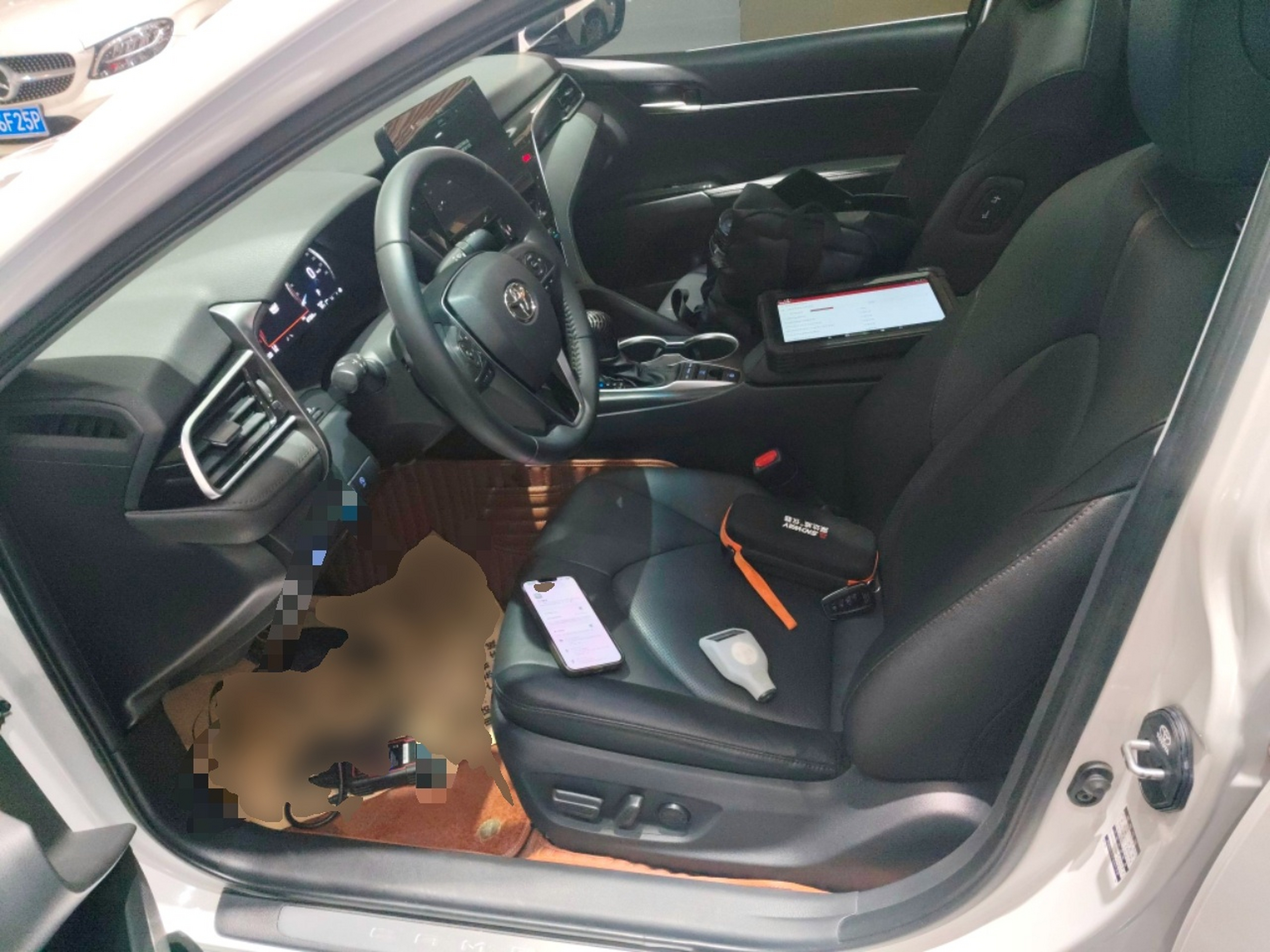 المقاعد الأمامية داخل السيارة