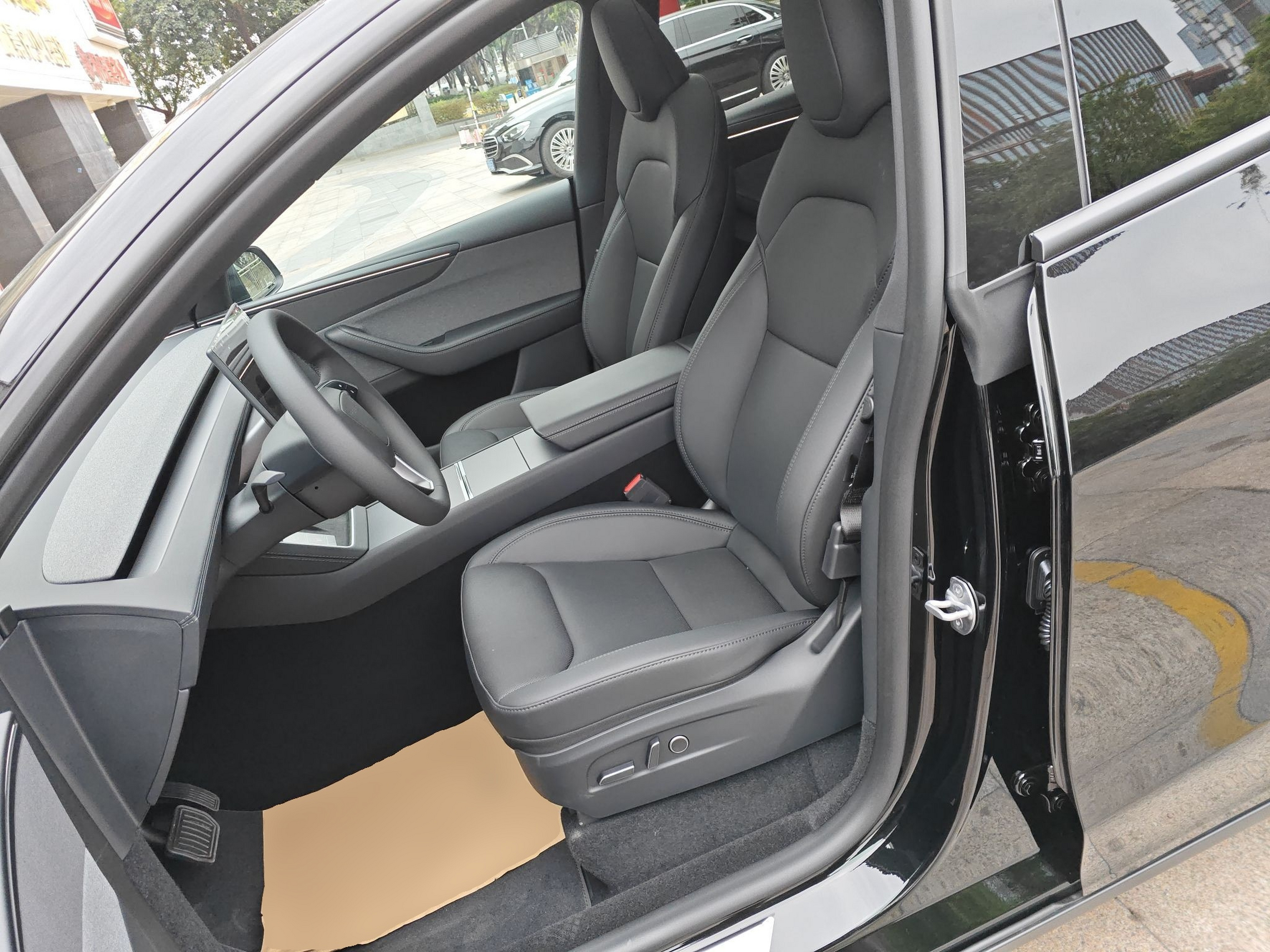 Переднее сиденье в автомобиле