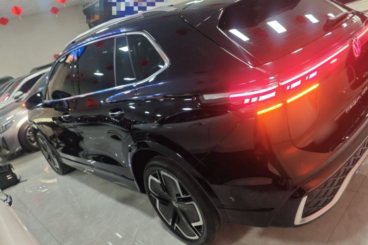 Used Volkswagen Tiguan L 2024 PRO 330TSI Two-Wheel Drive R-Line Prestige Edition
