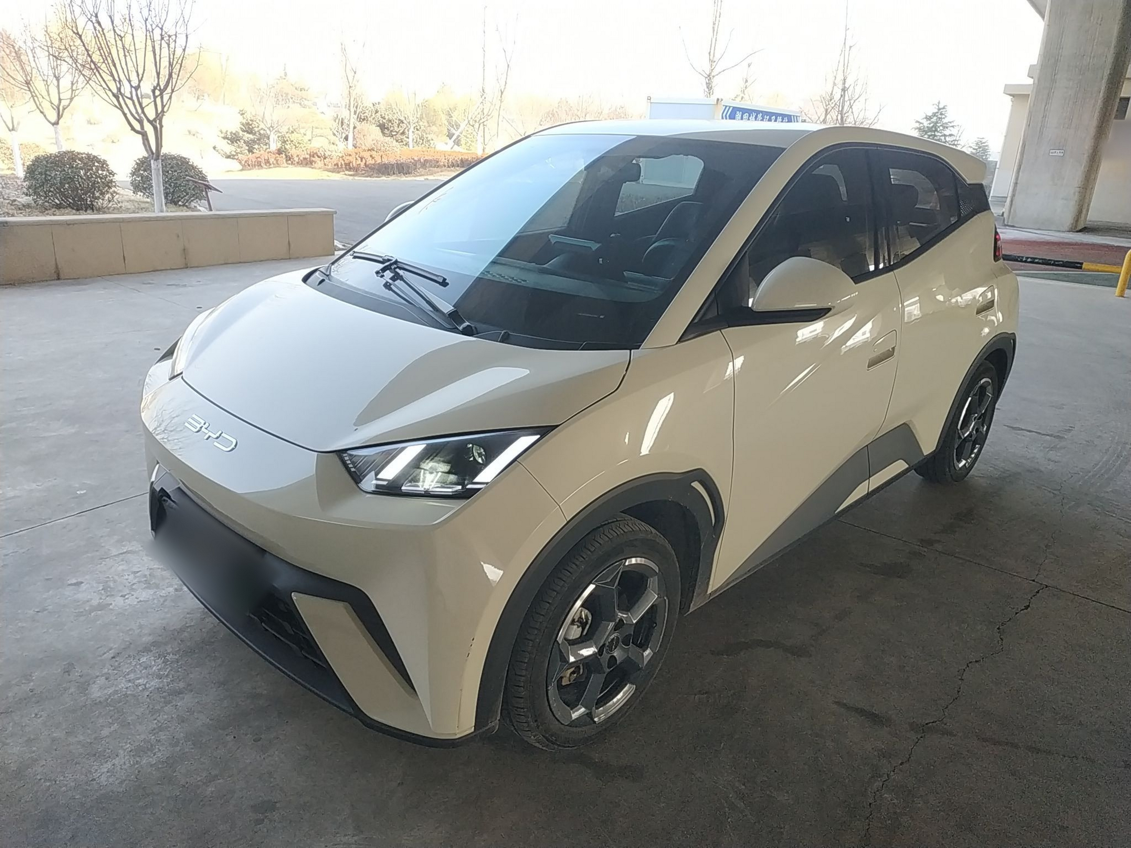 Под передней частью автомобиля