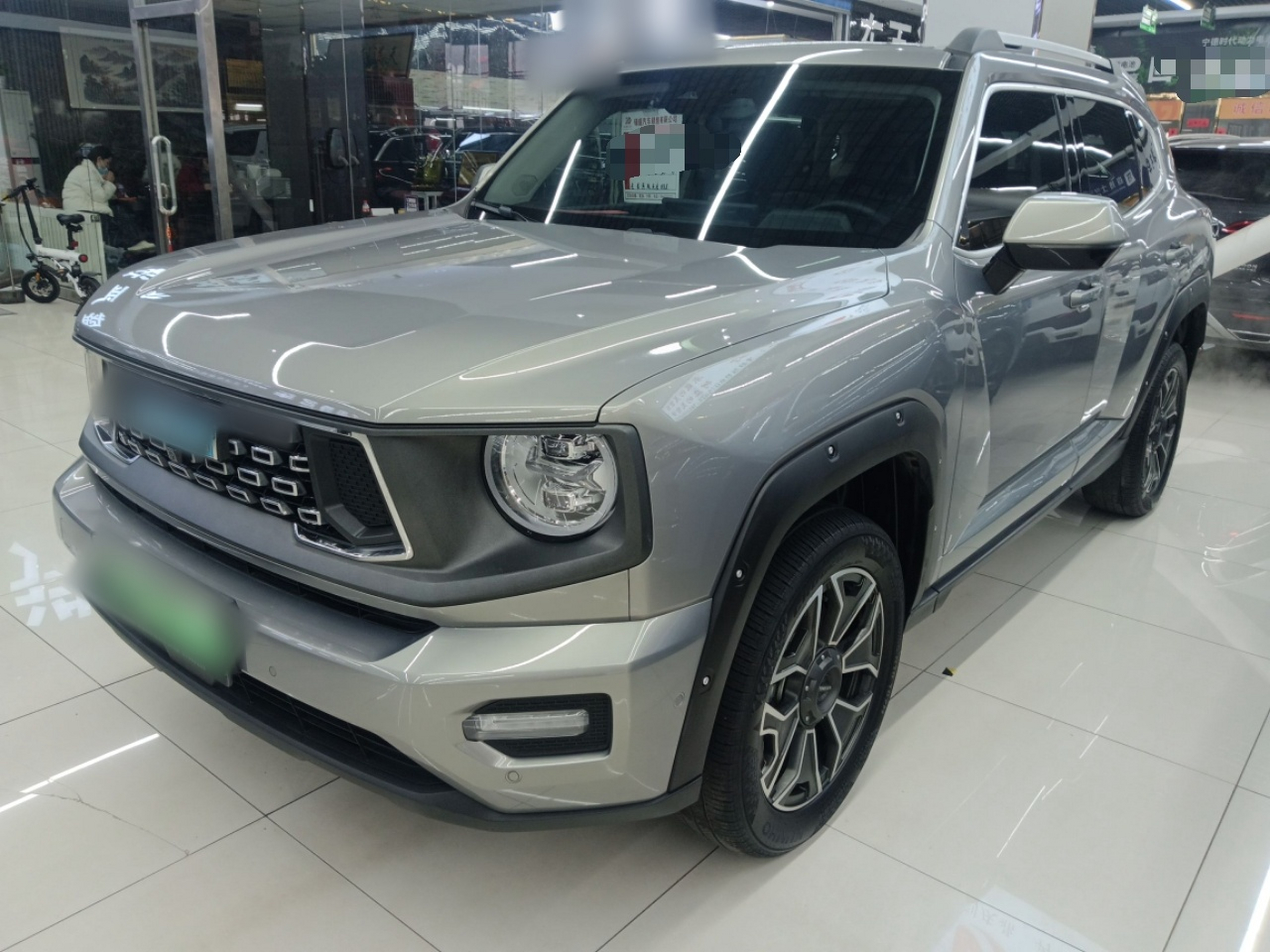 تحت مقدمة السيارة