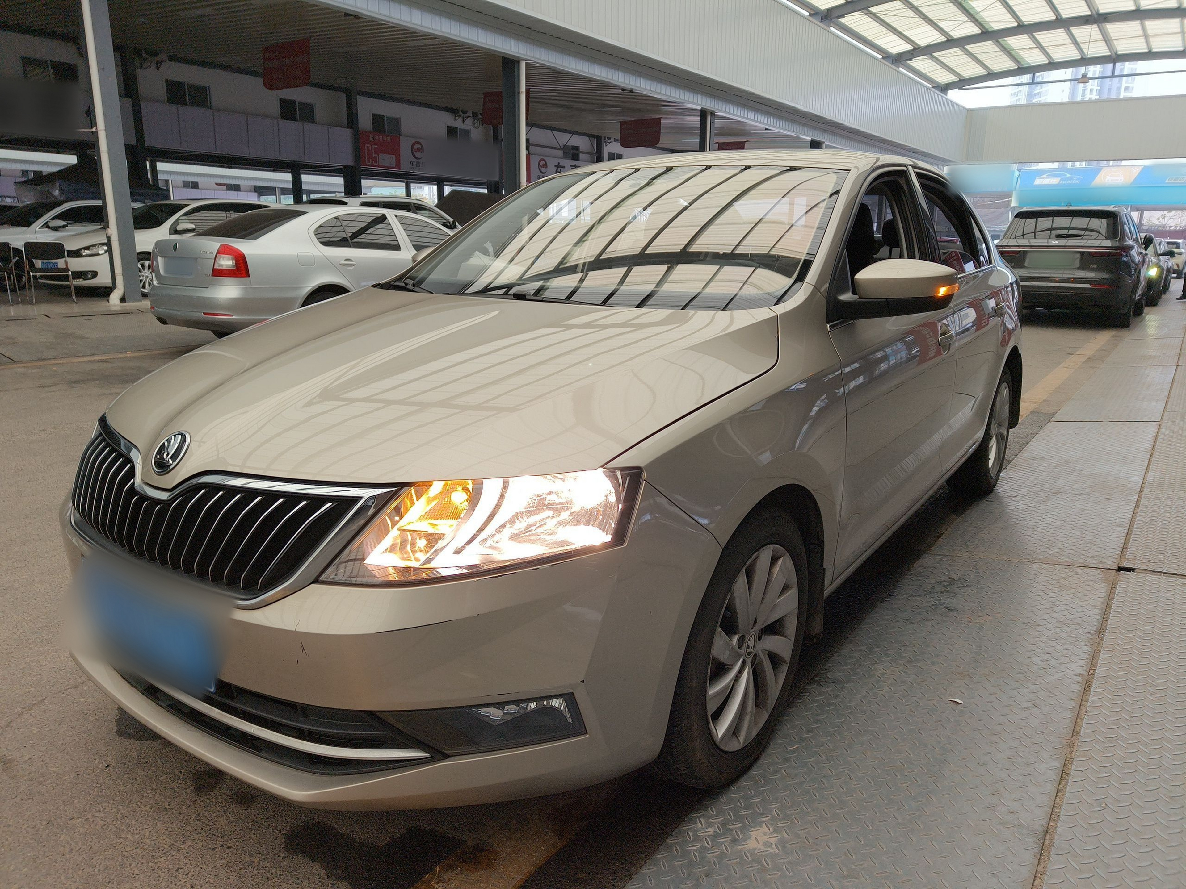 تحت مقدمة السيارة