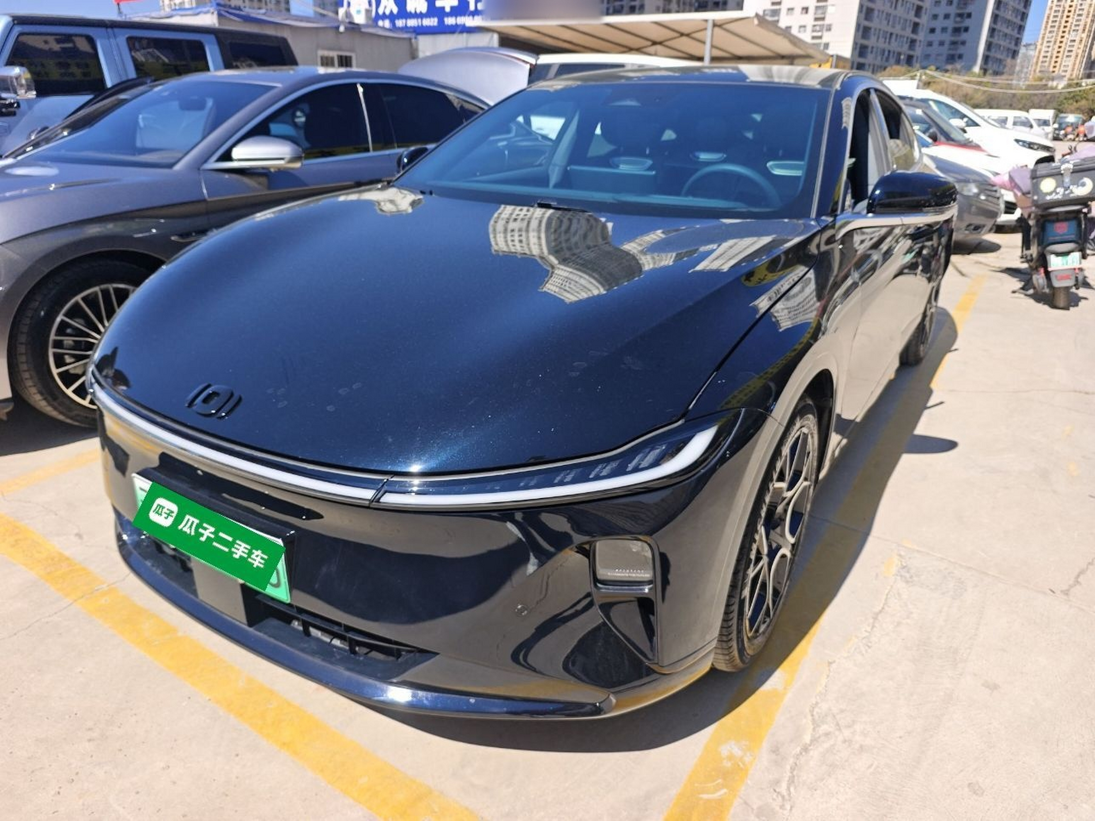 تحت مقدمة السيارة