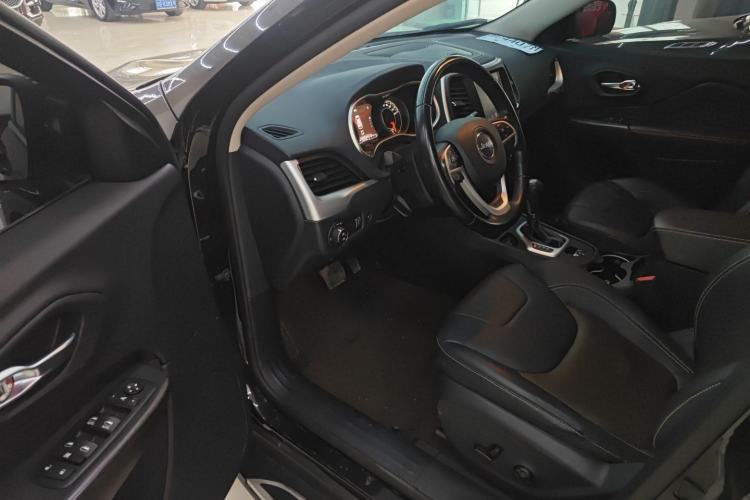 Used  Cherokee 2020 2.0L Two-Wheel Drive Classic Sports Edition
