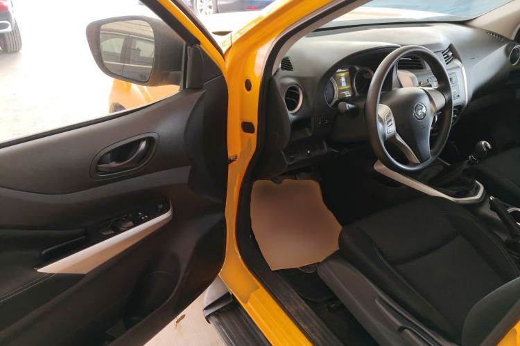 Used Nissan Navara 2019 2.5L Manual Two-Wheel Drive Comfort Version China VI QR25