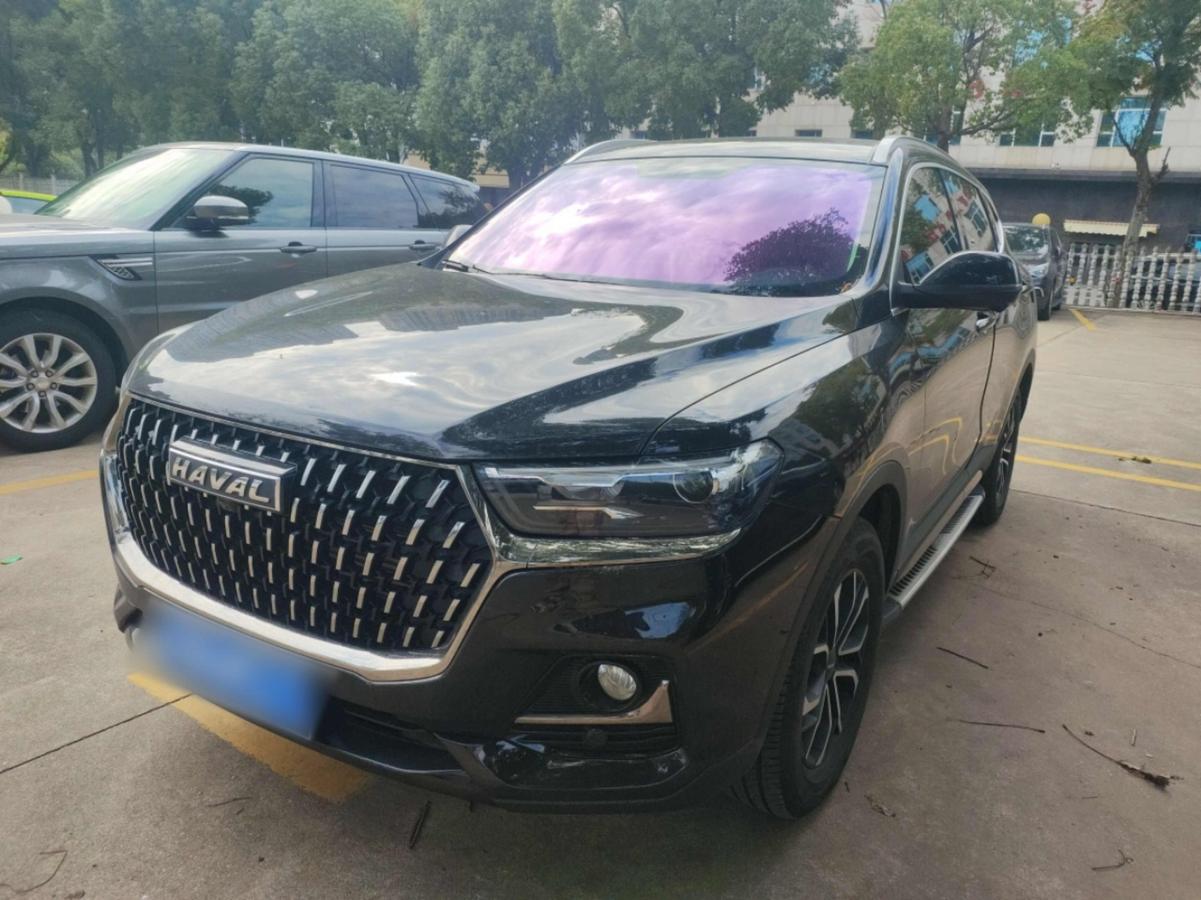 Под передней частью автомобиля