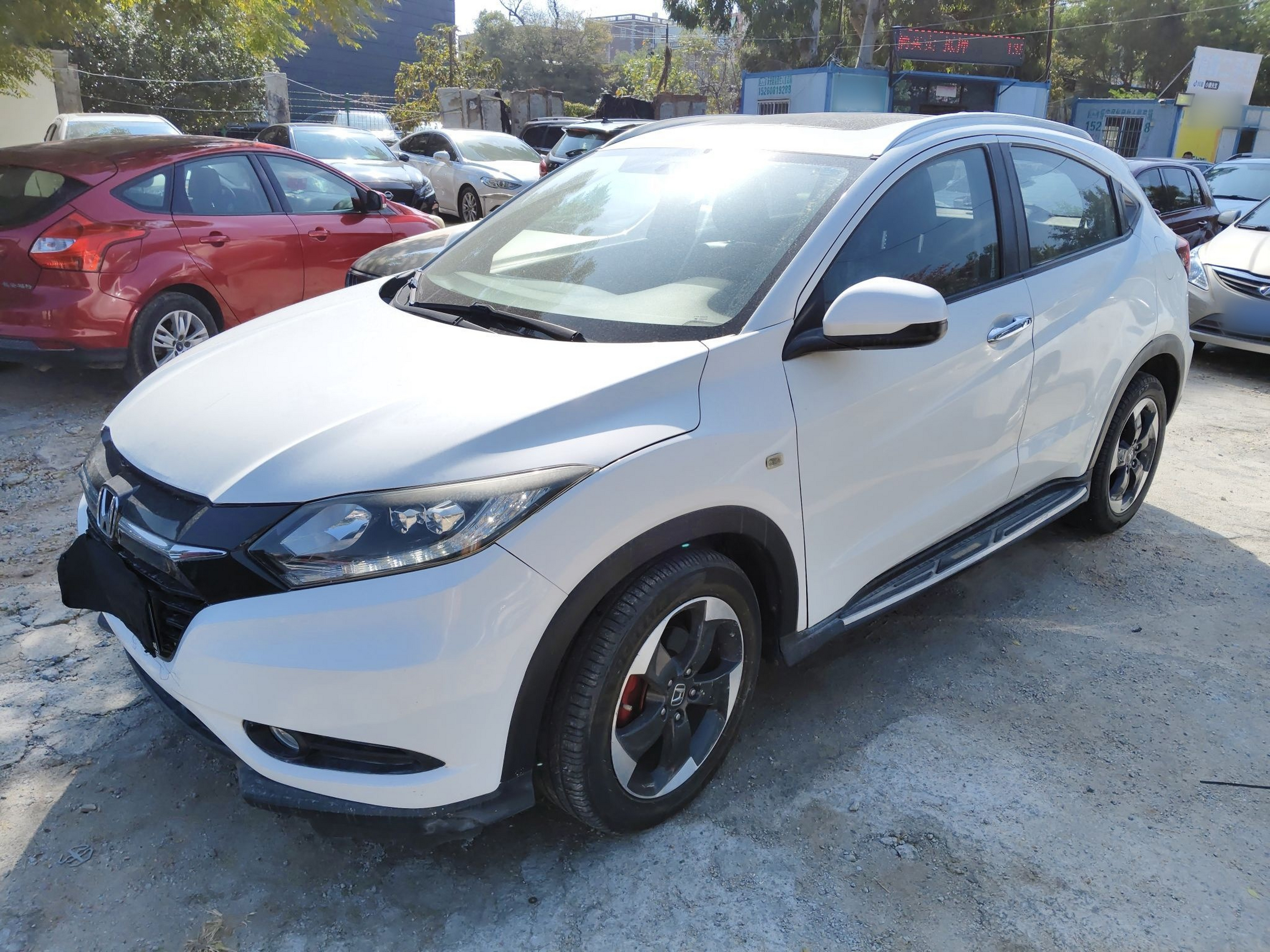 Под передней частью автомобиля