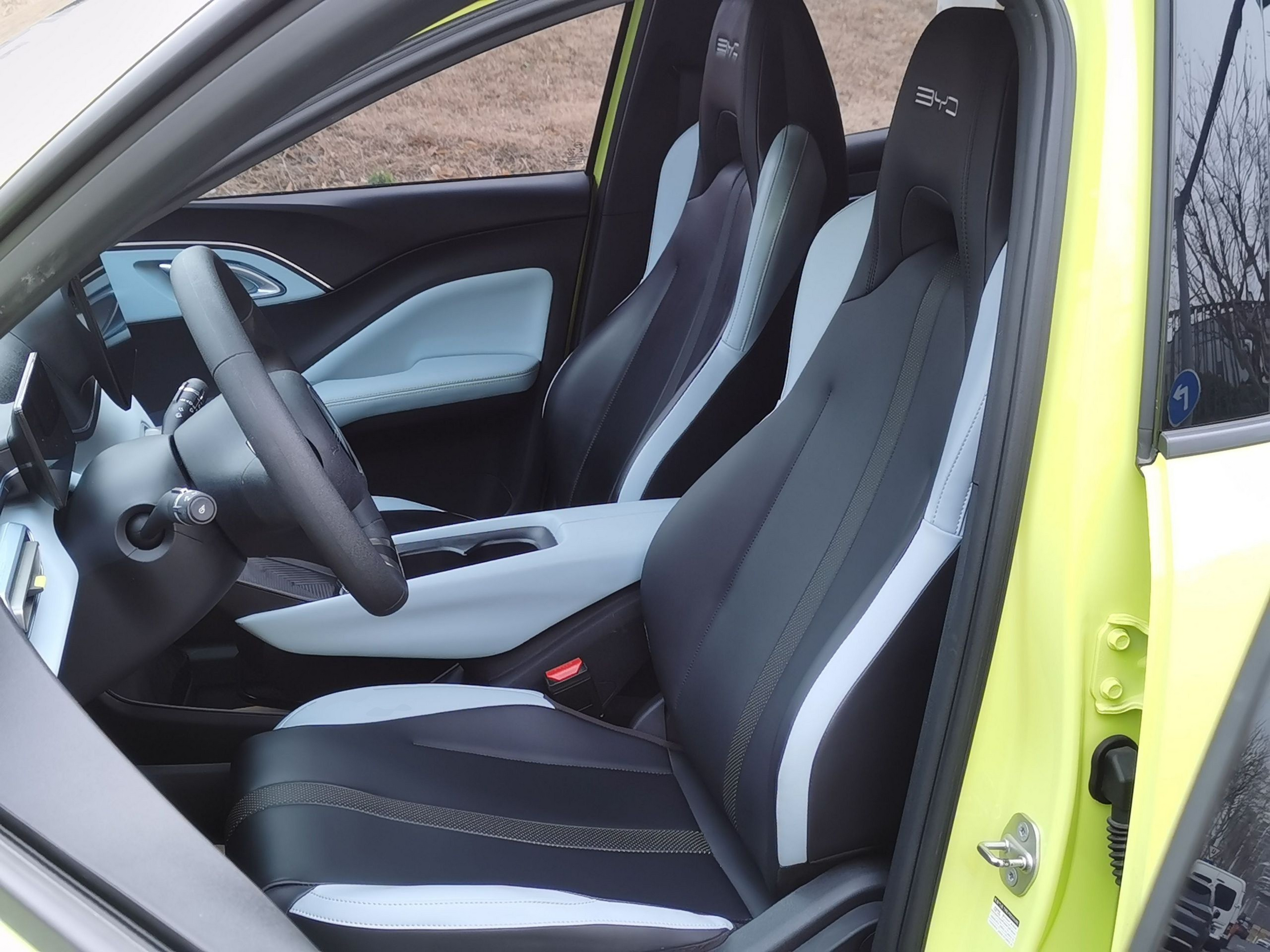 المقاعد الأمامية داخل السيارة