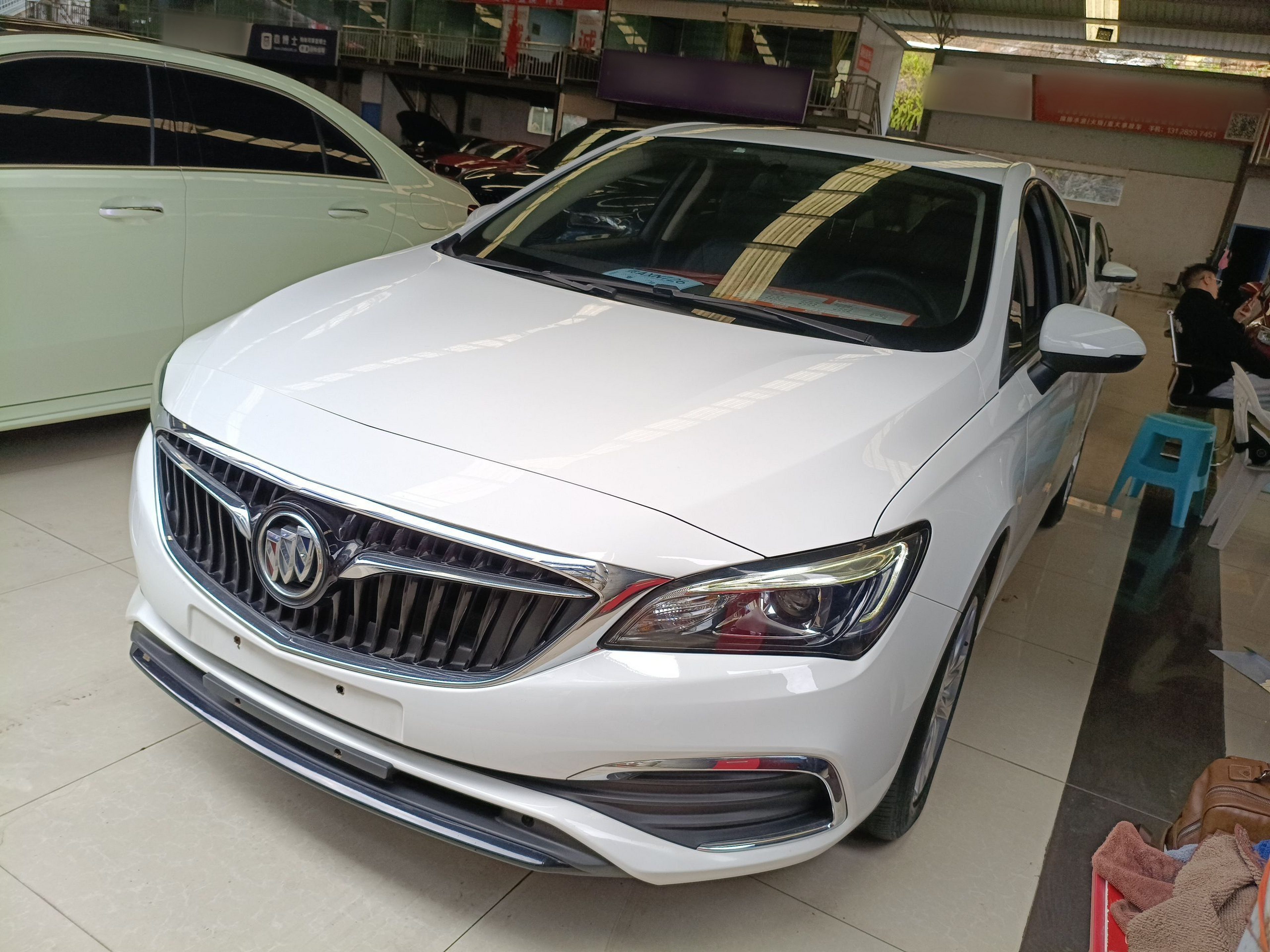 تحت مقدمة السيارة