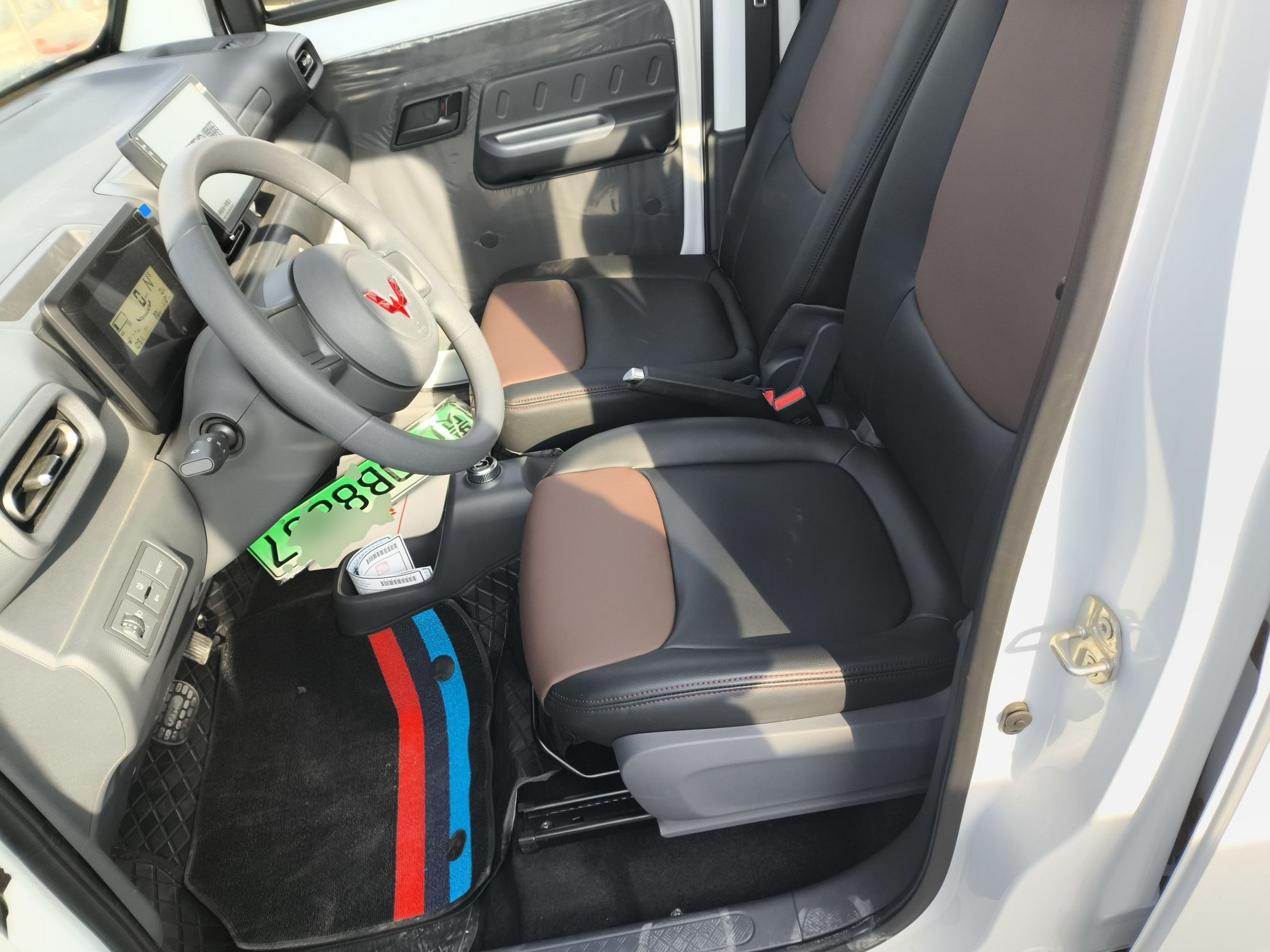 المقاعد الأمامية داخل السيارة