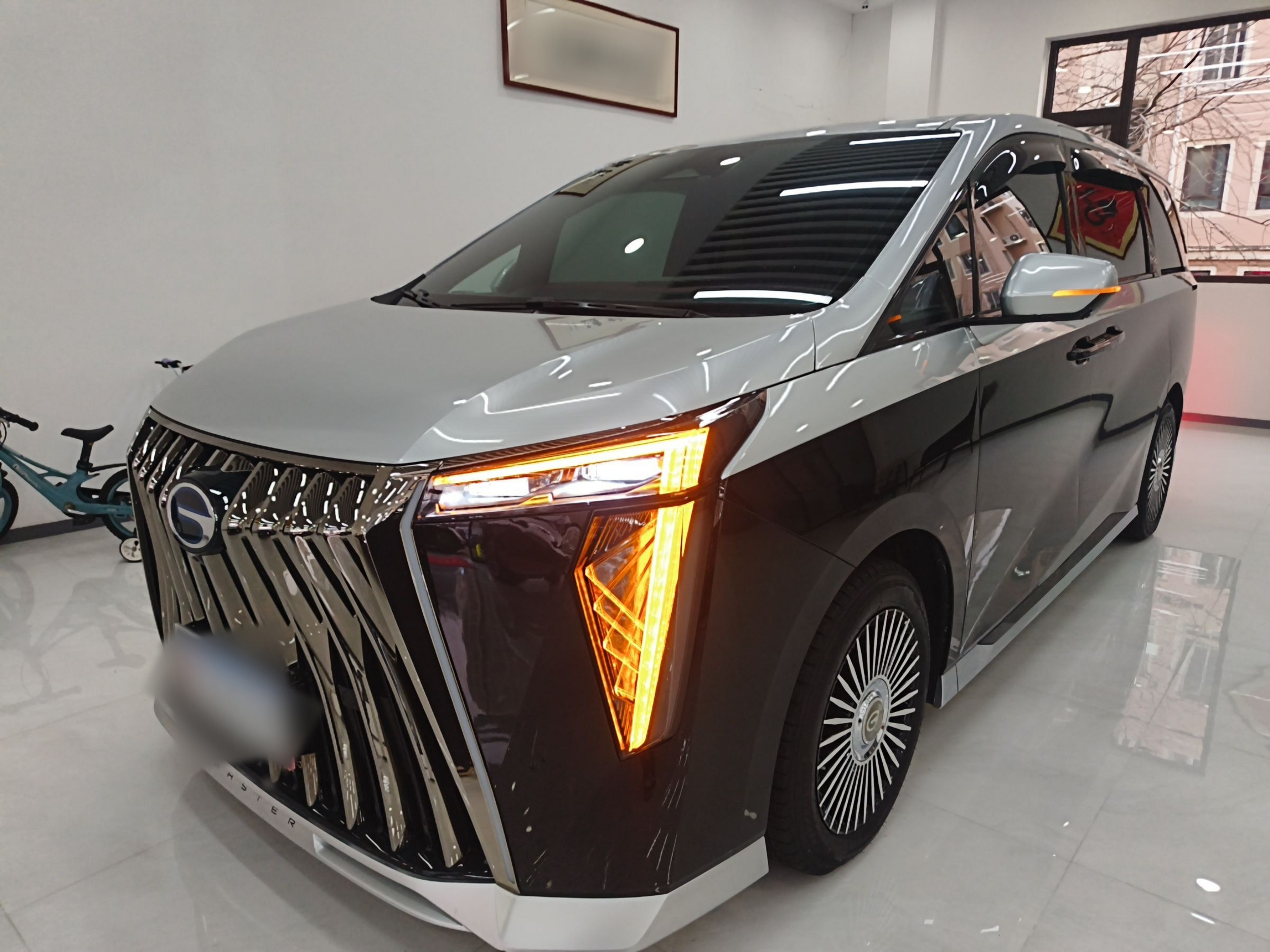 Под передней частью автомобиля