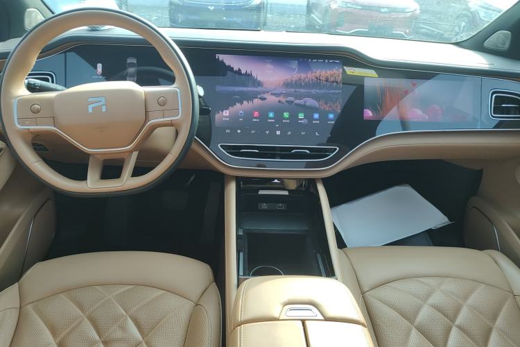 Used  R7 2023 Rear-Drive Screen King Edition
