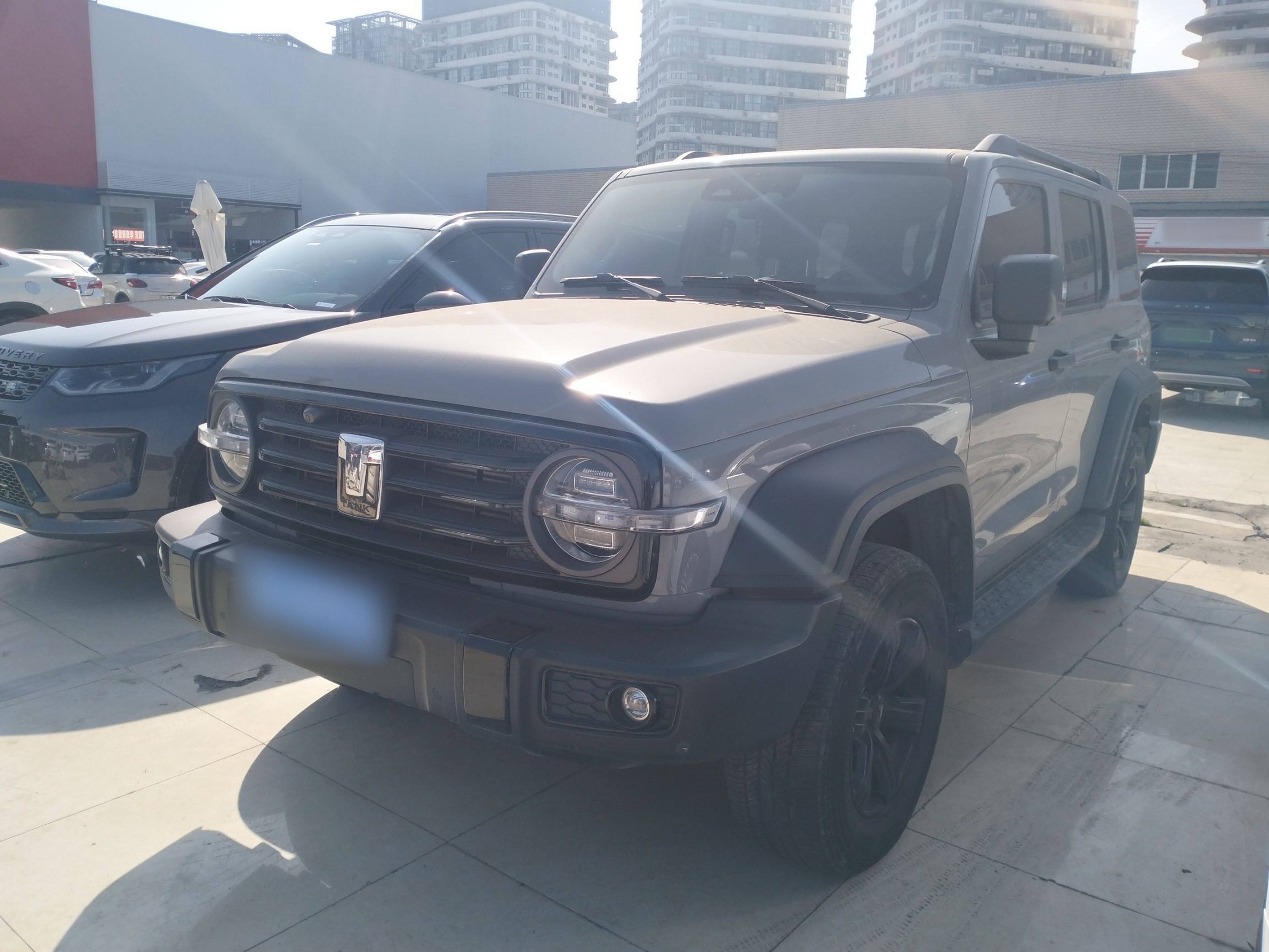 Под передней частью автомобиля